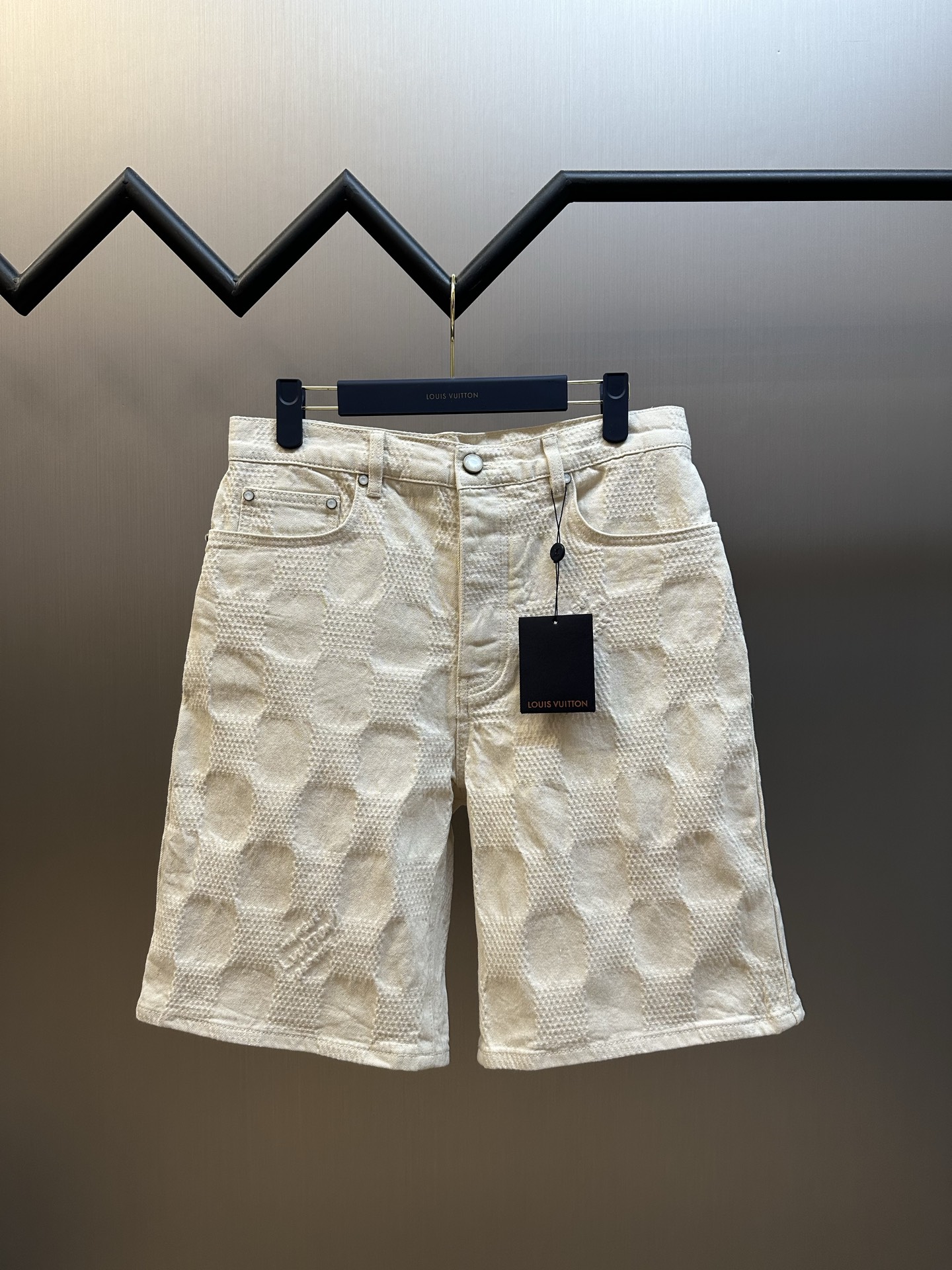 P220 Lu Pantalones cortos vaqueros DAMIER 3D. Estos pantalones cortos vaqueros de algodón son un básico de verano por s…