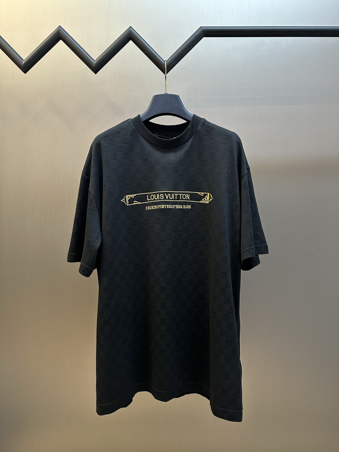 P140 Lu Camiseta de manga corta DAMIER con bordado dorado. Tejido jacquard de punto piqué de 40 cabos tejido a medida, …