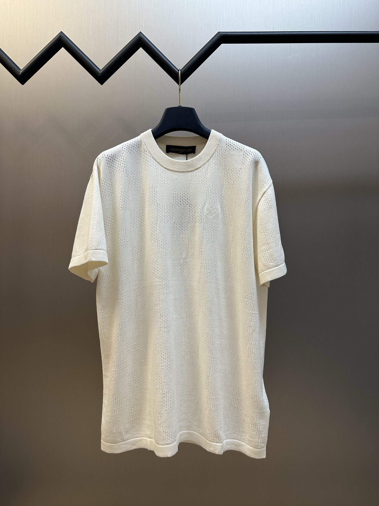 P170 Lu Camiseta de punto calada a cuadros. Esta camiseta de cuello redondo está confeccionada en algodón de alta calid…