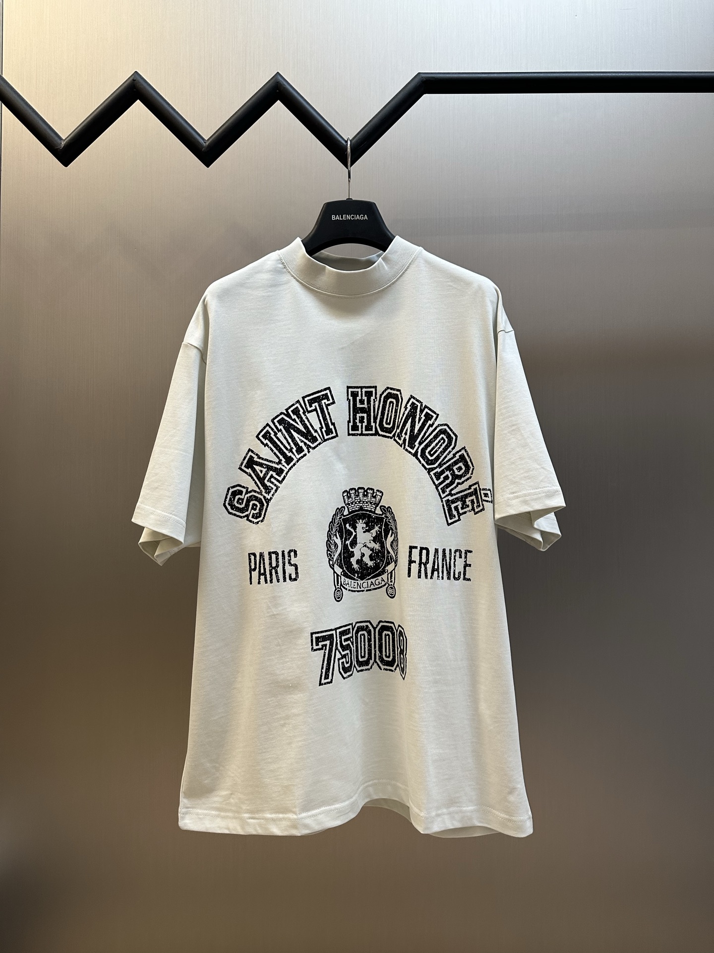 P110 Paris manga corta logo estampado de letras crack, confeccionado en tejido liso de algodón fino de 16 hilos simples…