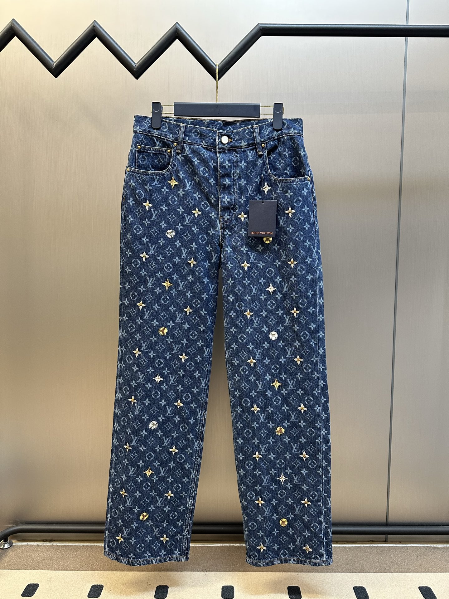 P335 Lu MONOGRAM Jeans bordados con margaritas. Este modelo de jeans para skateboard presenta un fondo clásico que real…