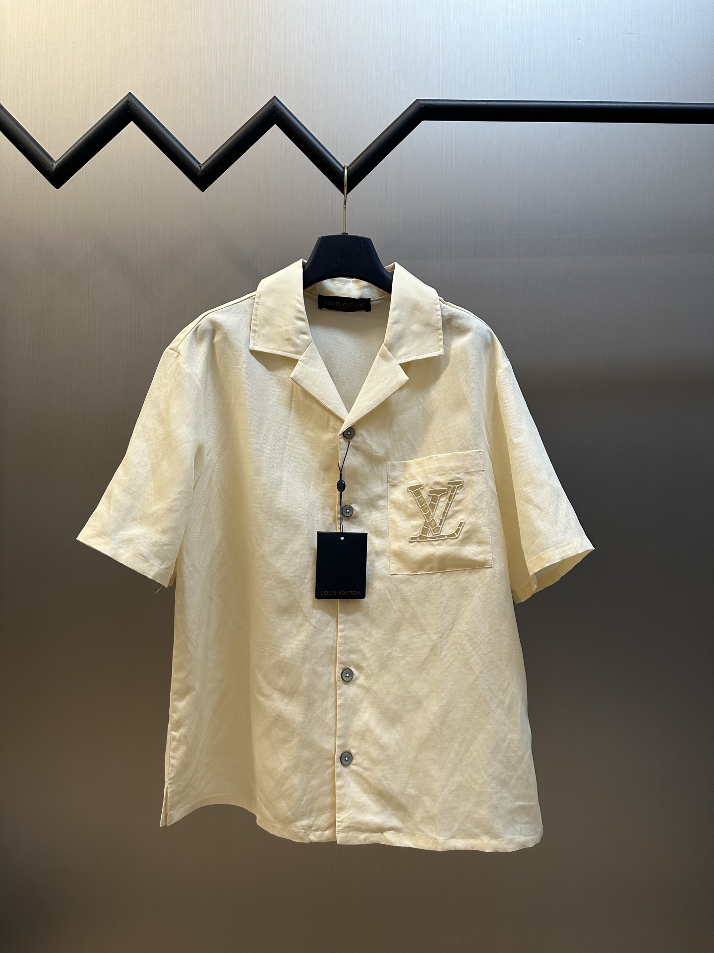 P200 Lu camisa de manga corta con bordado calado en mezcla de seda y lino. Esta camisa está confeccionada en mezcla de …
