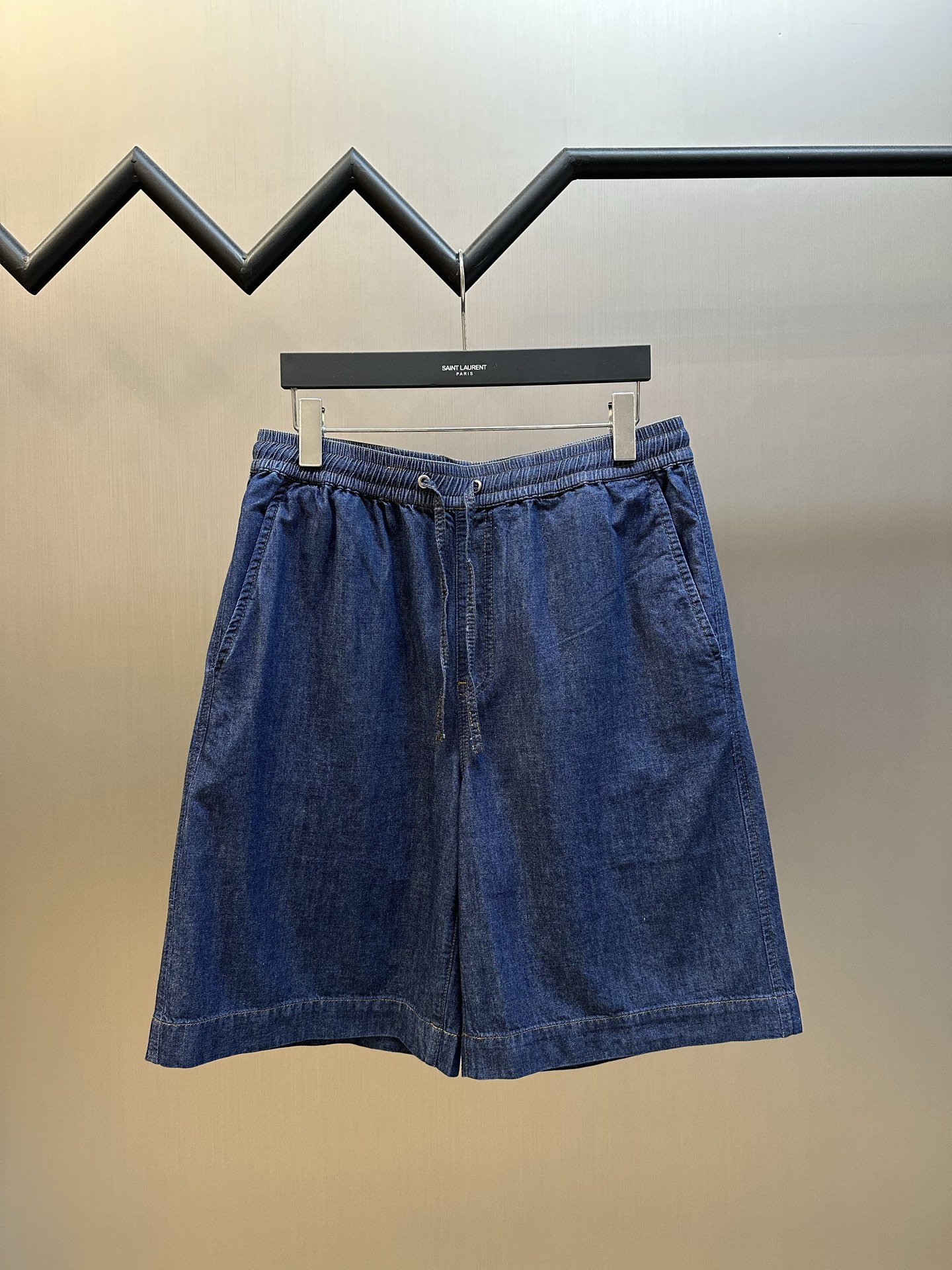 Los pantalones cortos de mezclilla bordados con bolsillo de parche p200 LOE están hechos de tela de mezclilla de cambra…