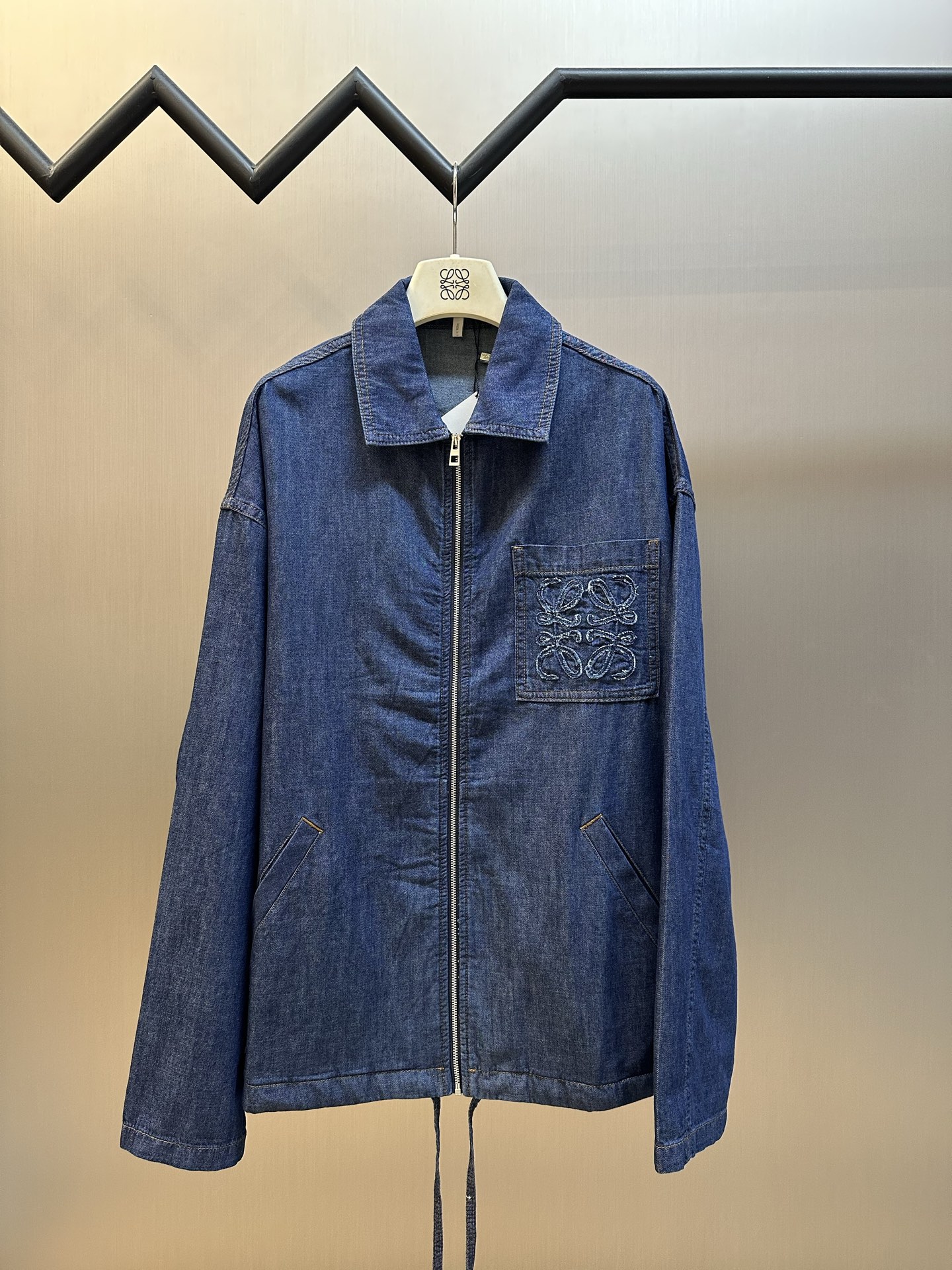 La chaqueta vaquera bordada con bolsillo de parche p280 LOE está confeccionada con tela vaquera de cambray de algodón l…