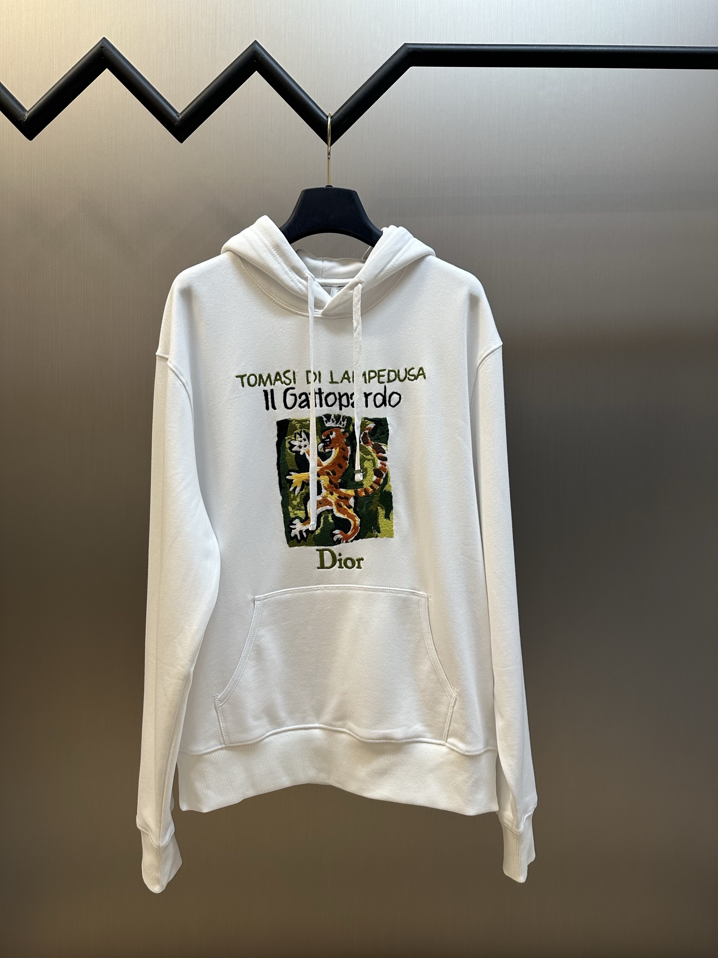 p235 Sudadera con capucha Dr. estampado leopardo. La sudadera utiliza una estructura compuesta de hilo doble de 26 hilo…