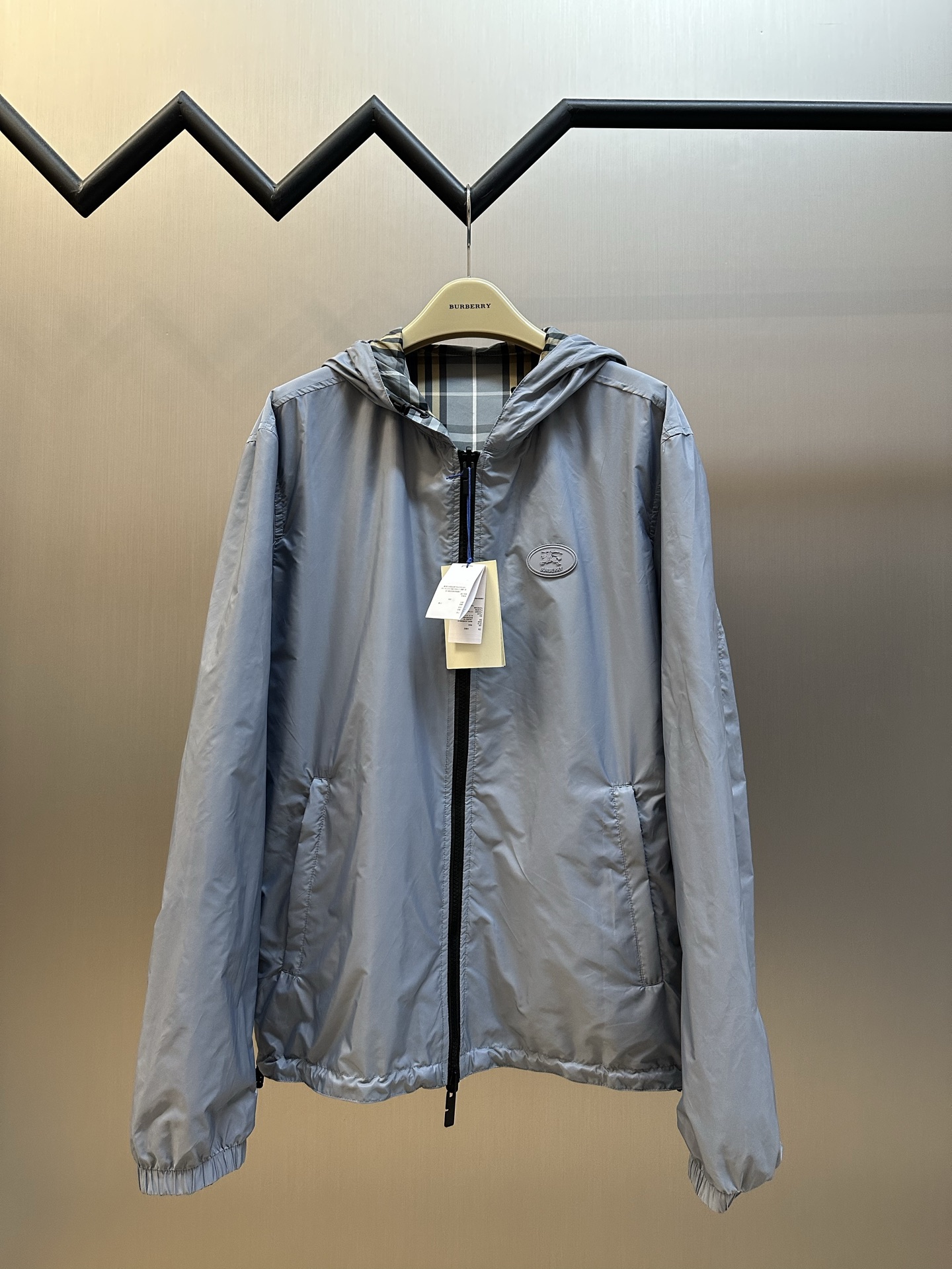 p320 Chaqueta reversible con capucha de cuadros Bur. Ambos lados están confeccionados en tejido a cuadros 100% fibra de…