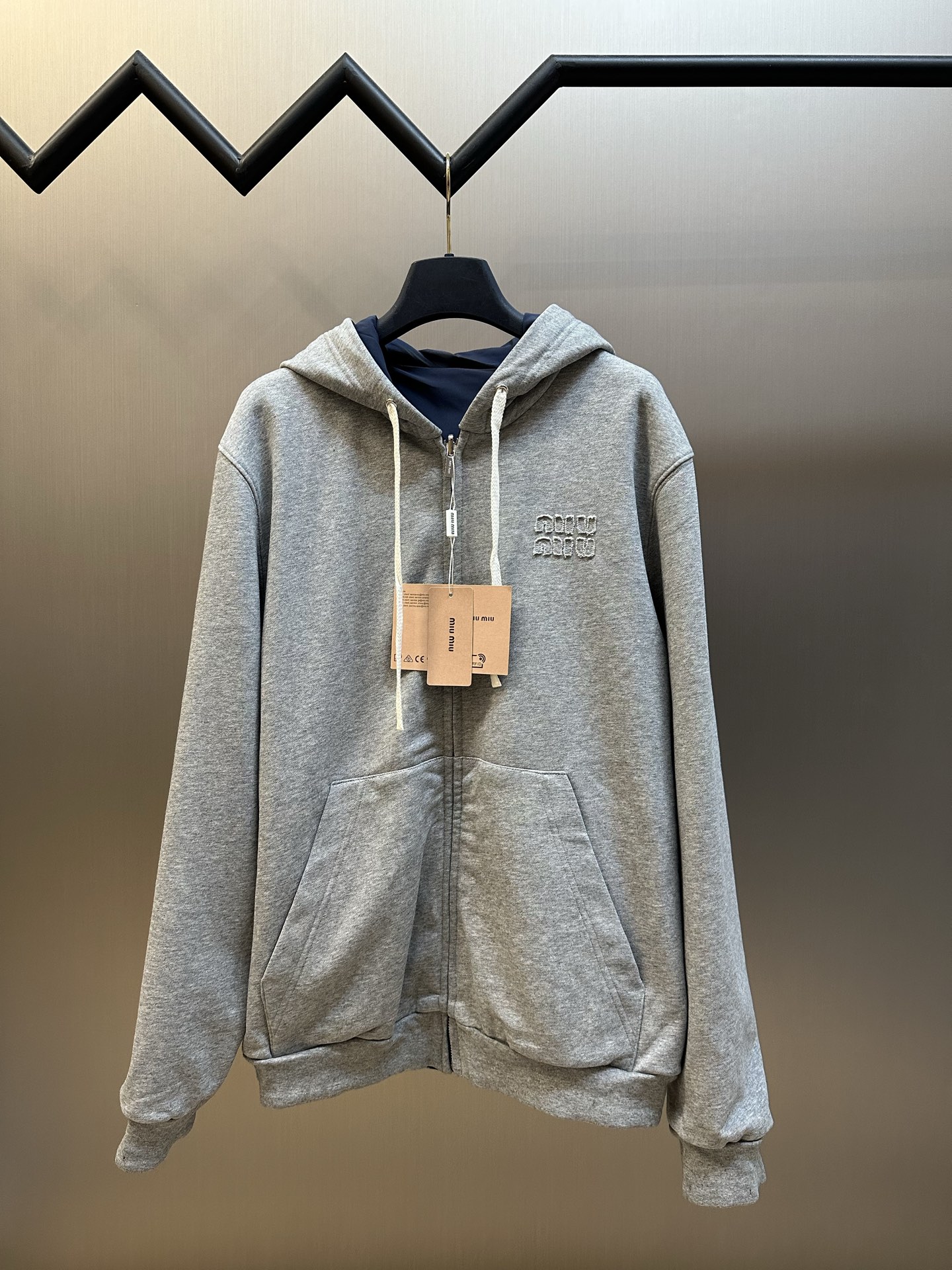 p320 miu chaqueta reversible con parches bordados. La tela utiliza popelina (Ponge) funcional, con tejido de …