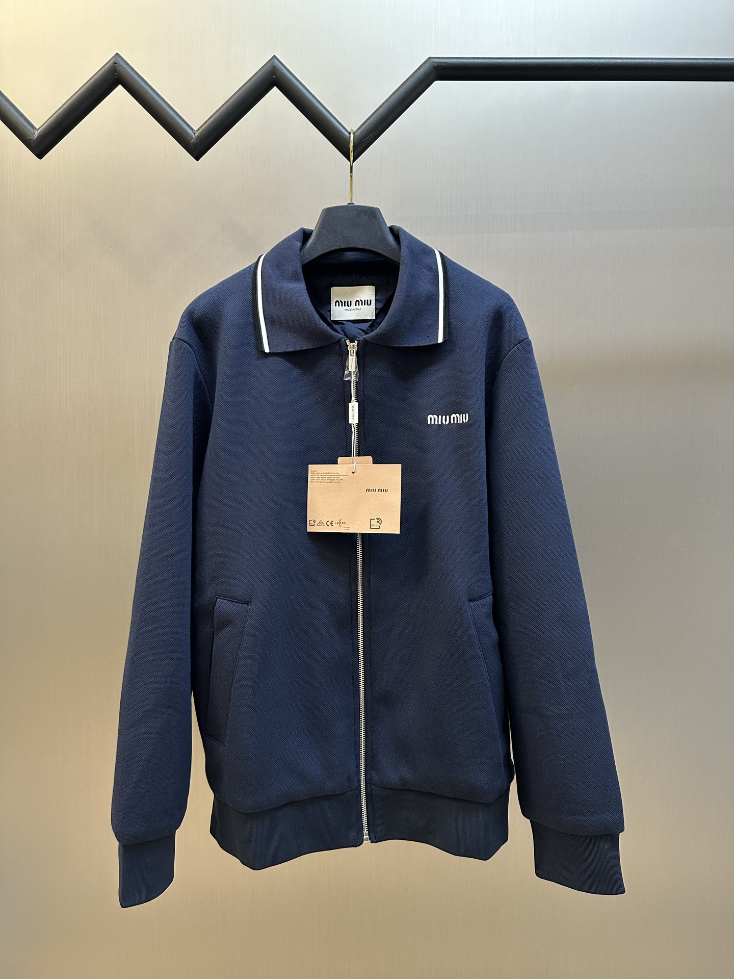 p255 miu chaqueta de punto piqué bordada. Mediante el proceso de película adhesiva termofusible, el piqué se une perman…
