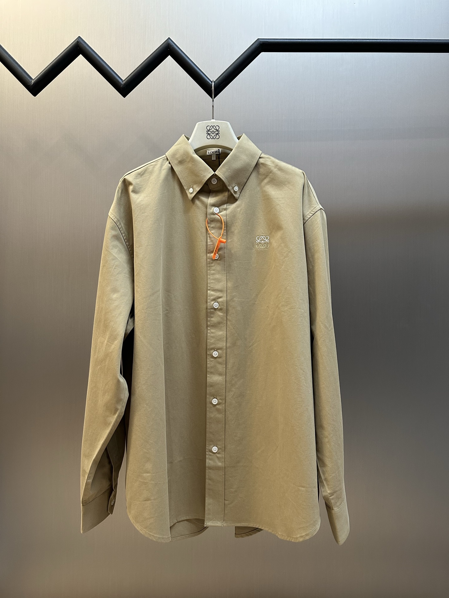p210 Camisa Lew Anagram bordada bicolor. Sarga de algodón de terciopelo de nube de lujo personalizada, caqui empapado e…