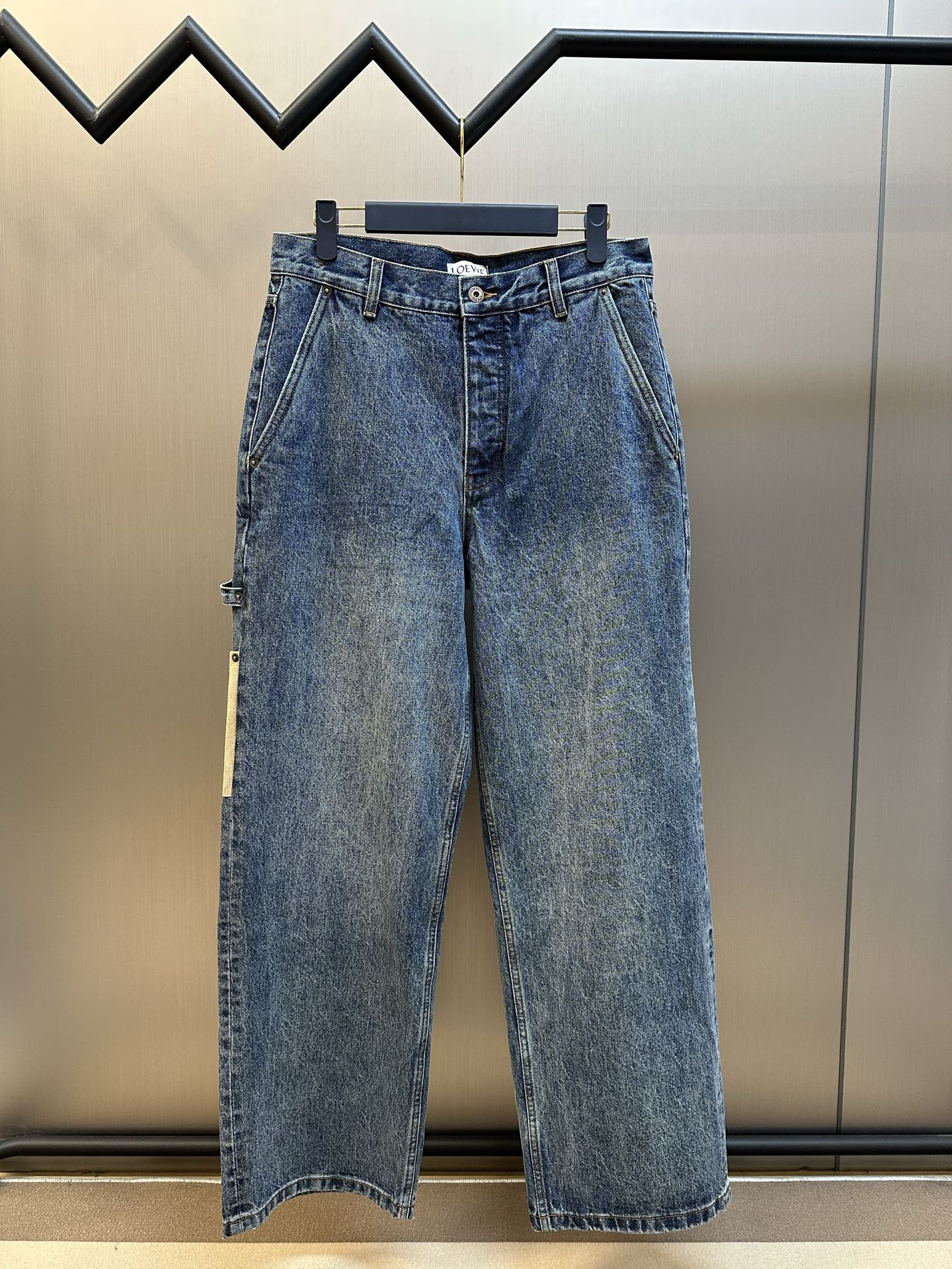 Los jeans de mezclilla con parches p300 LOE están confeccionados con mezclilla de sarga de algodón puro de densidad alt…