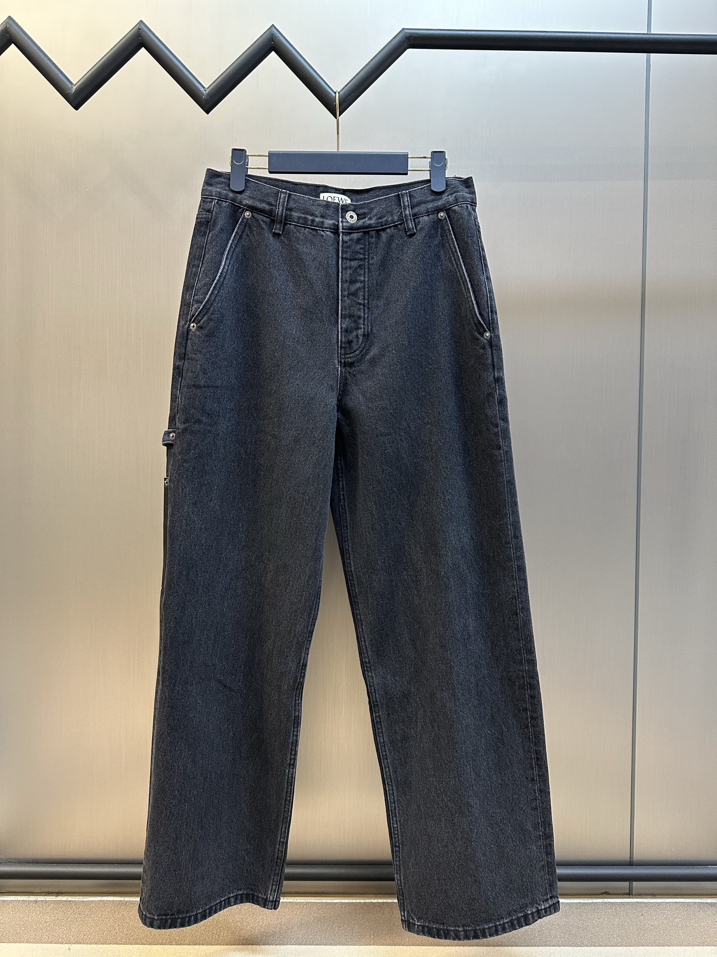 Los jeans de mezclilla con parches p300 LOE están confeccionados con mezclilla de sarga de algodón puro de densidad alt…