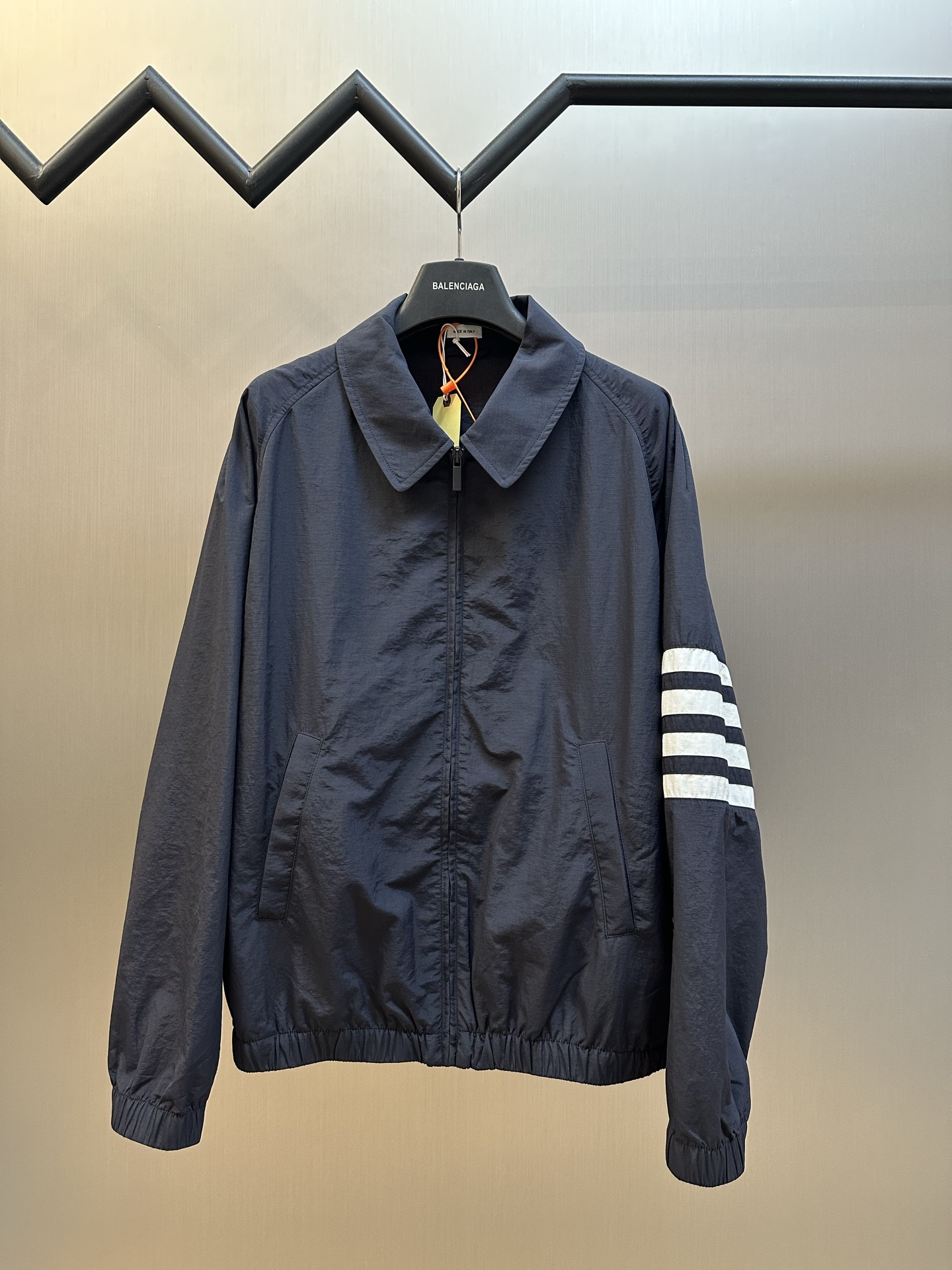 p240 TB chaqueta con cremallera tejido técnico ligero personalizado, ligero y cortavientos. Corte raglán holgado, cinta…