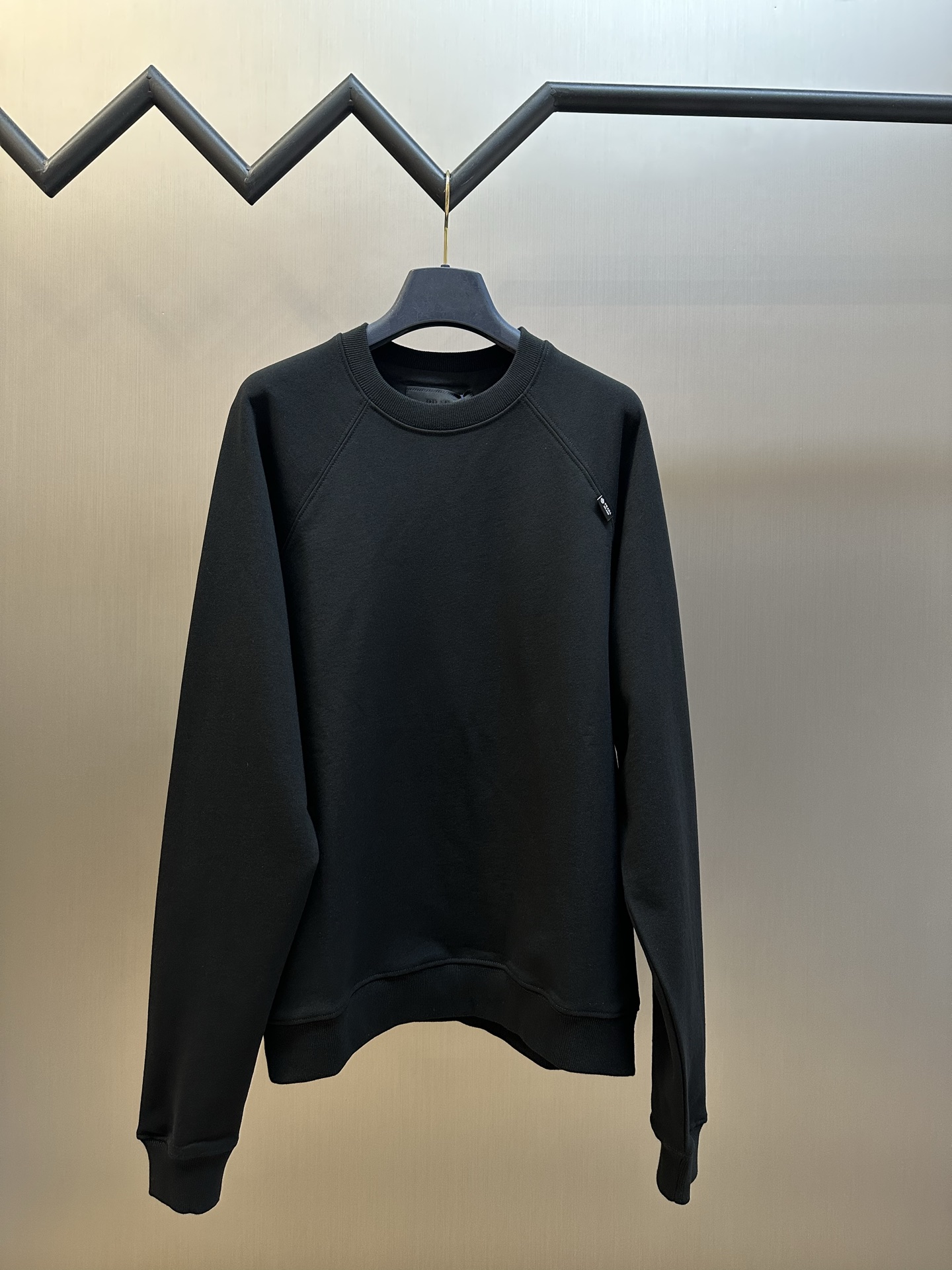 La sudadera de cuello redondo de algodón con logo p210 Pd adopta una estructura compuesta de rizo de doble cara: la cap…
