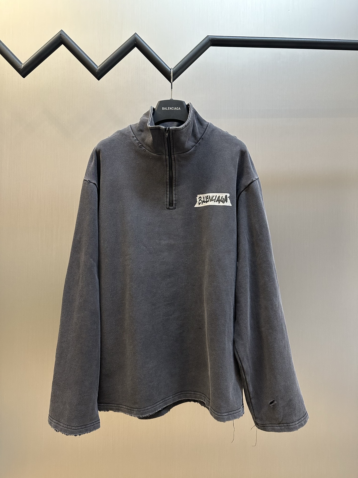 p215 Sudadera de cuello alto con media cremallera y estampado de cinta Paris, confeccionada con tejido de felpa de algo…