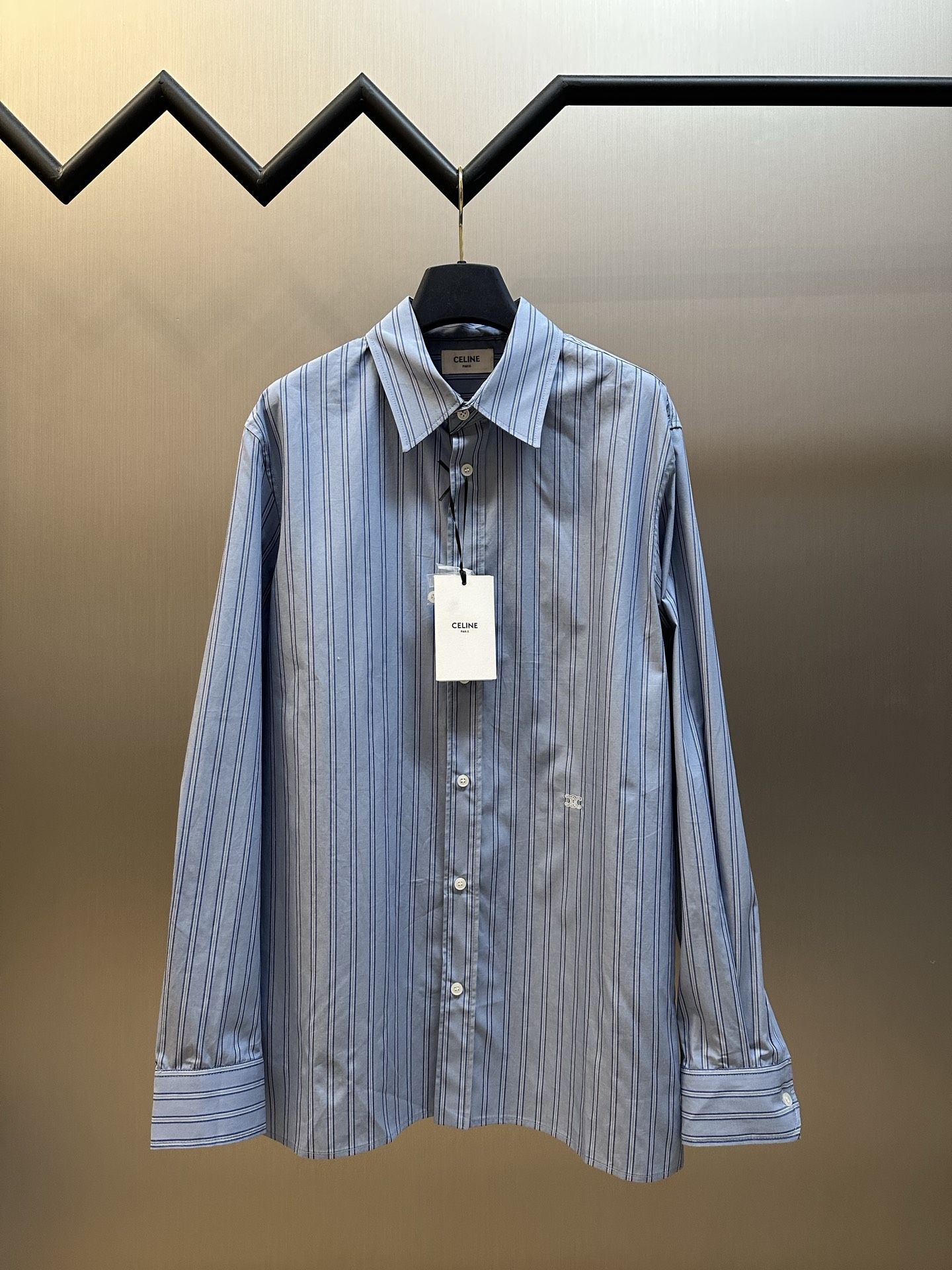 p240 Ce camisa clásica de rayas con bordado decorativo. Con tela de popelín de algodón 100%, las fibras de algodón puro…