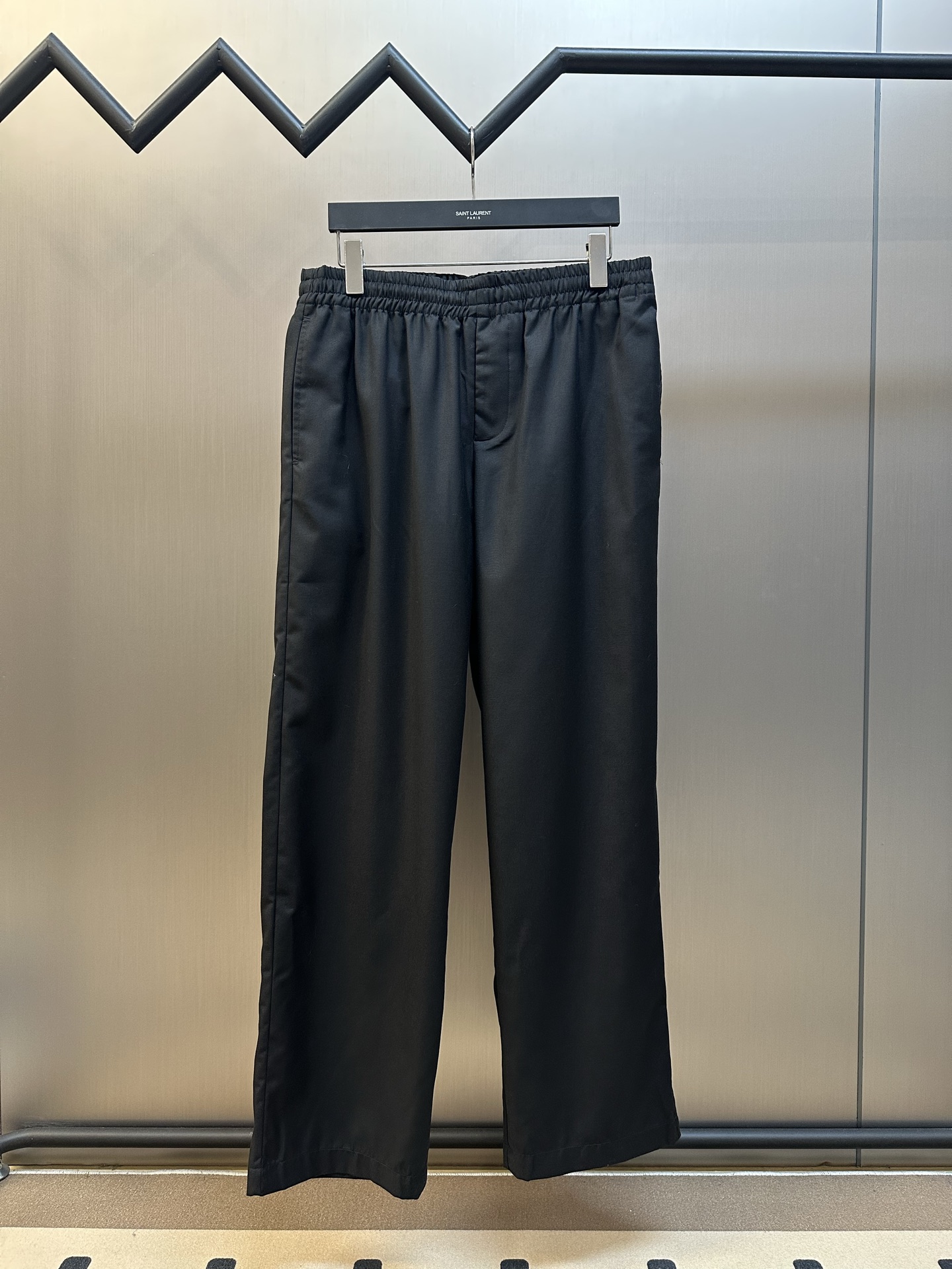 p220 Los pantalones de lana Bur con logo metálico están tejidos con tejidos de mezcla de lana. La fibra de lana natural…