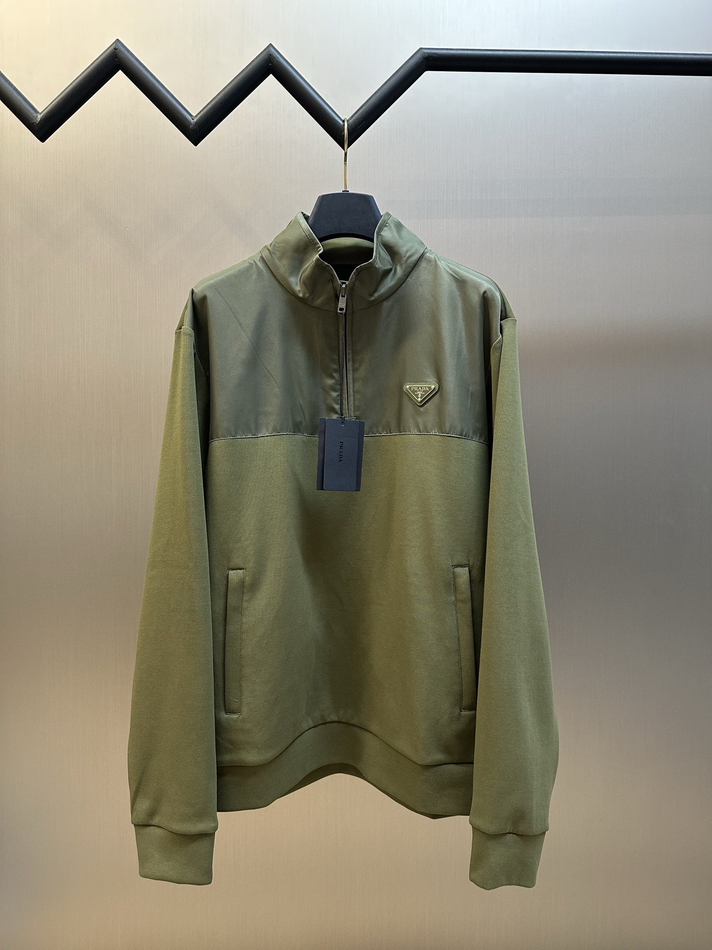 La sudadera de nailon con empalme de algodón p260 PD (versión con media cremallera) utiliza empalmes segmentados de dob…