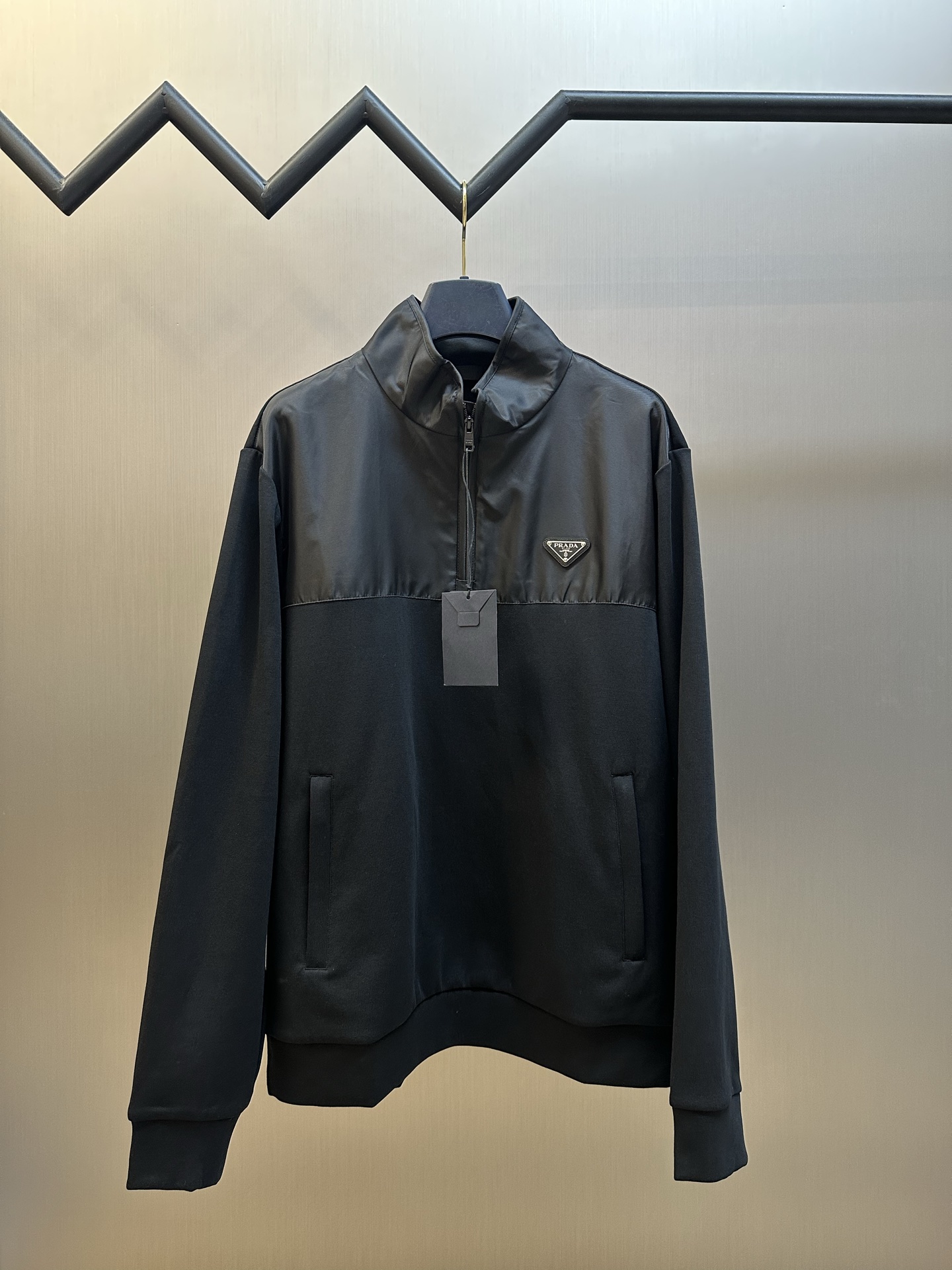 La sudadera de nailon con empalme de algodón p260 PD (versión con media cremallera) utiliza empalmes segmentados de dob…