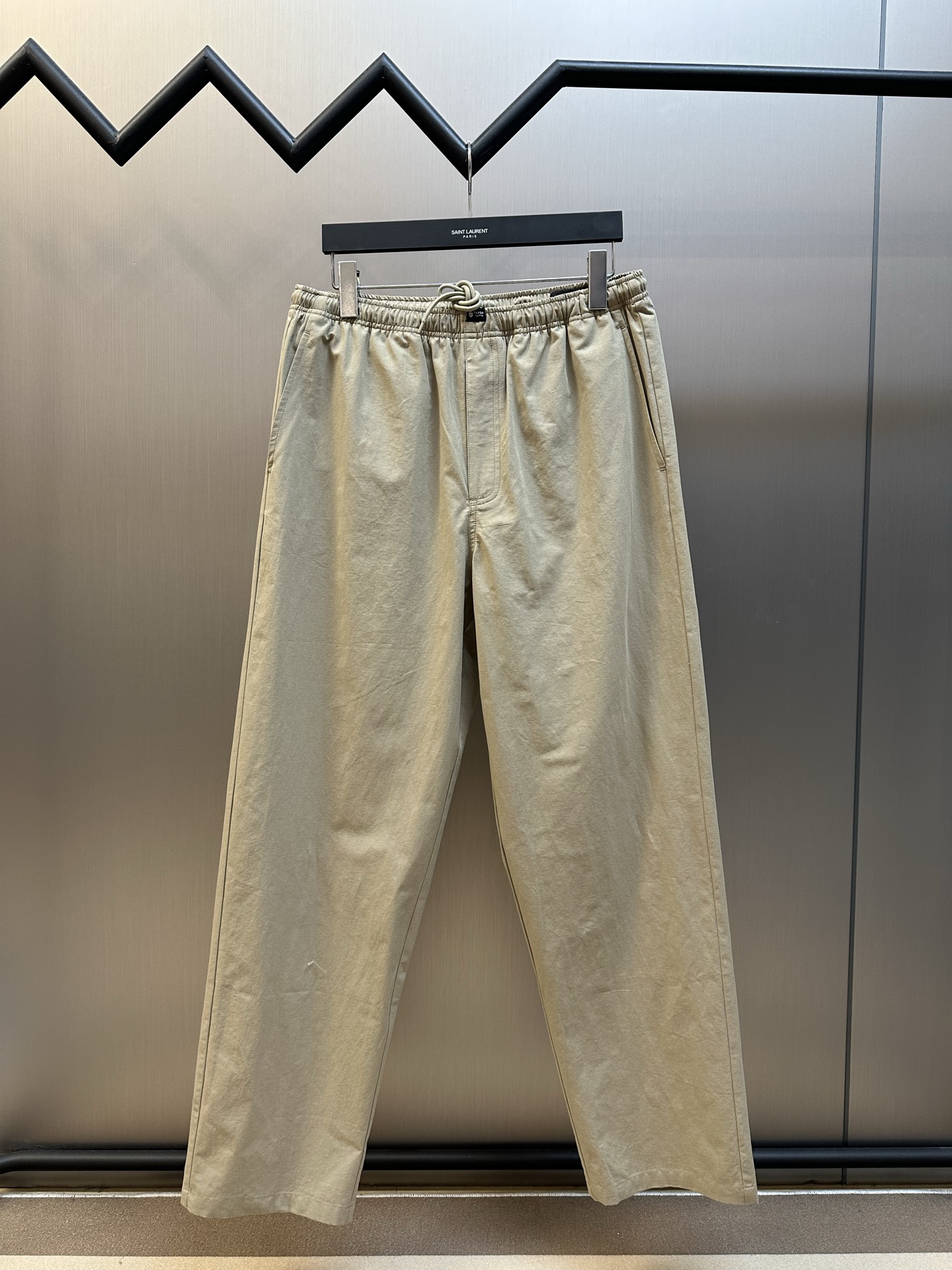 p260 Pantalón mezcla de lino y algodón con etiqueta de letra Pd. Los pantalones están confeccionados con tejidos de mez…