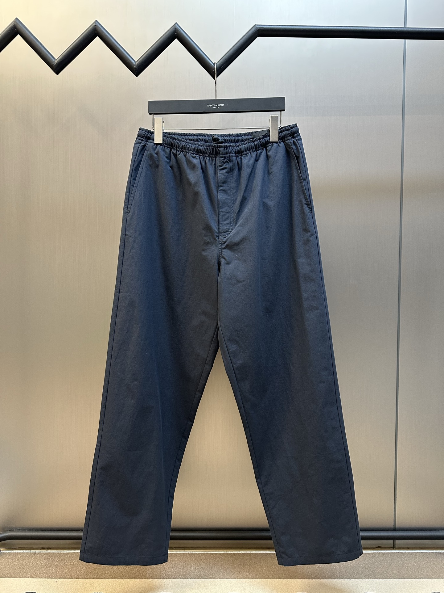 p260 Pantalón mezcla de lino y algodón con etiqueta de letra Pd. Los pantalones están confeccionados con tejidos de mez…