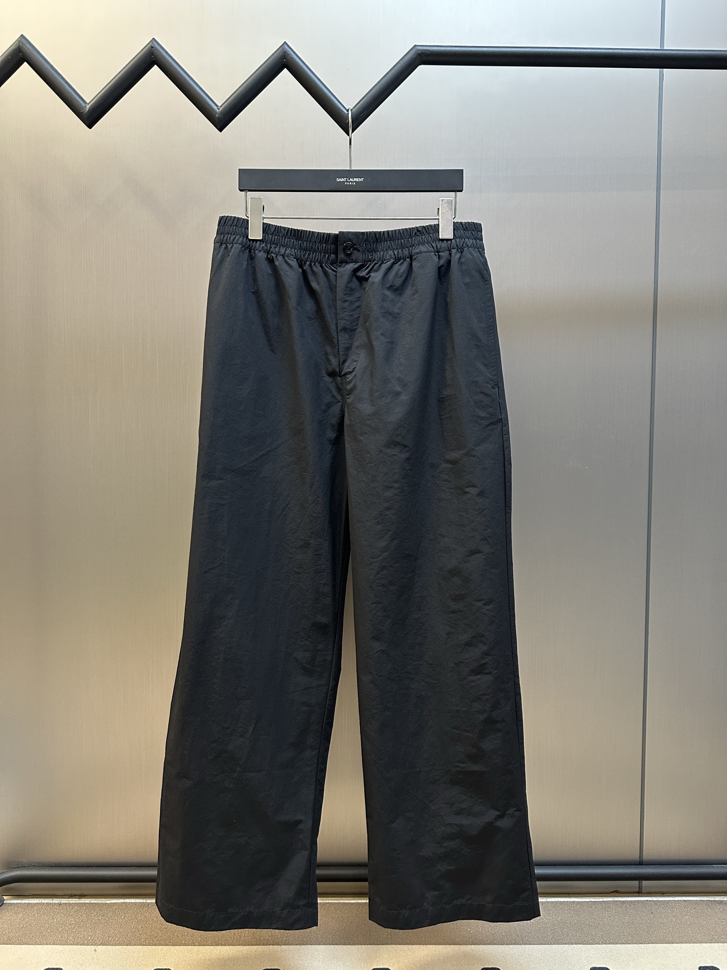p220 CE pantalones rectos casuales con bordado decorativo. Tela mezcla de 95% algodón y 5% lino en proporción óptima. E…