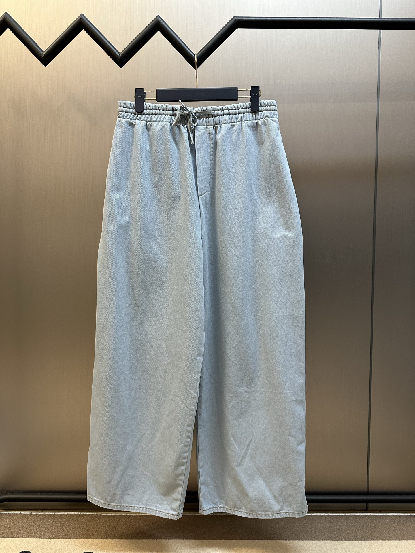 p225 Pantalón denim denim bordado Low Anagram, confeccionado en tela denim siro 7×7, bordado importado, lavado de prend…