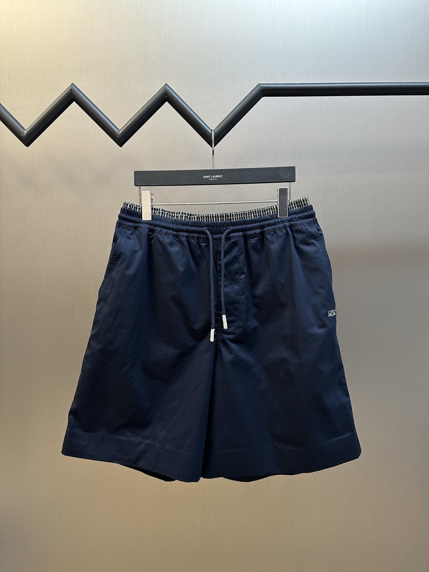 p195 Los pantalones cortos de sarga de algodón bordados en dos colores Lew están hechos de sarga de algodón 100%. La te…
