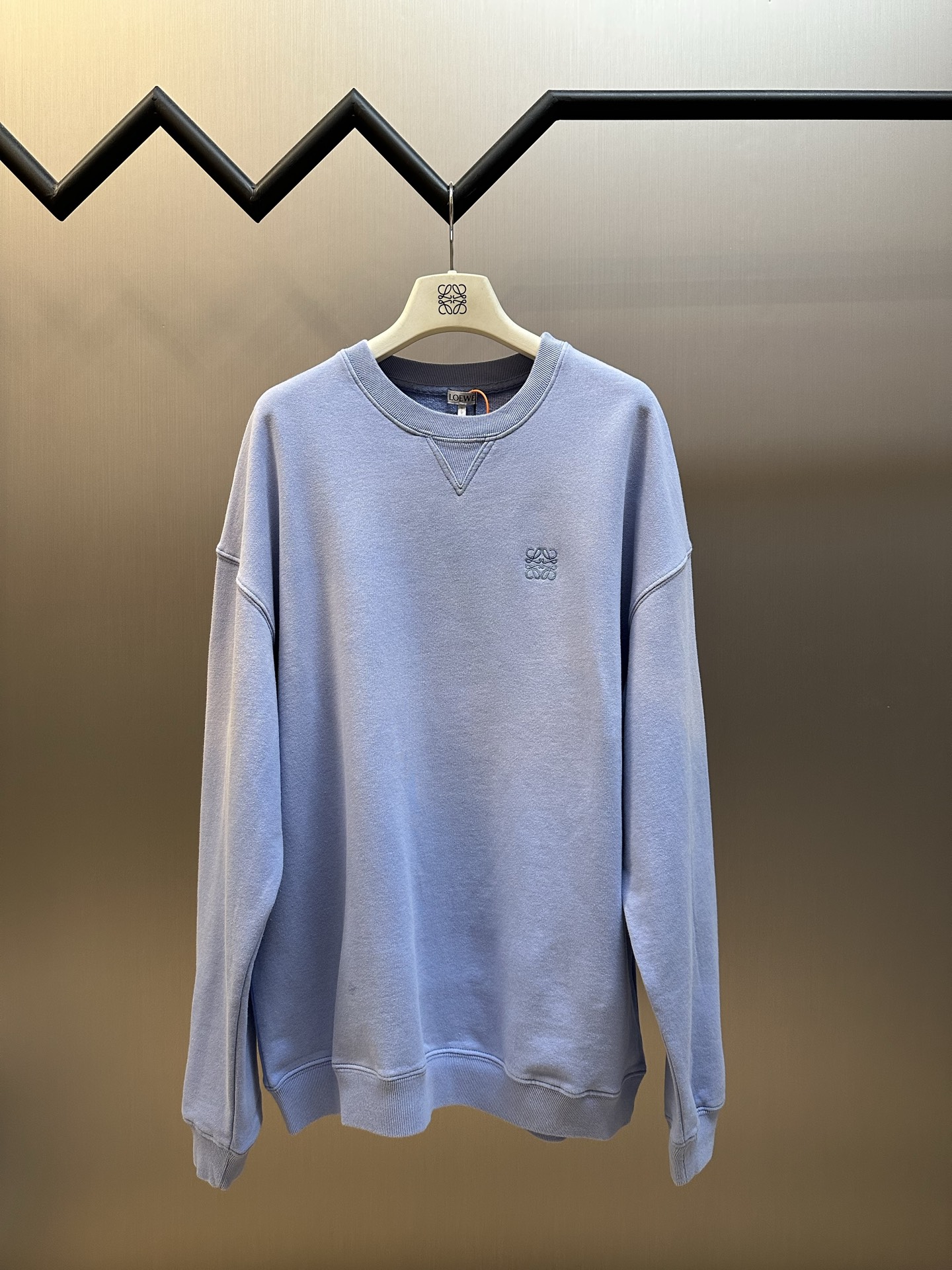 p180 Sudadera bordada Lew Confeccionada en suave algodón polar en bucle, color niebla, con bordado de Anagrama del mism…