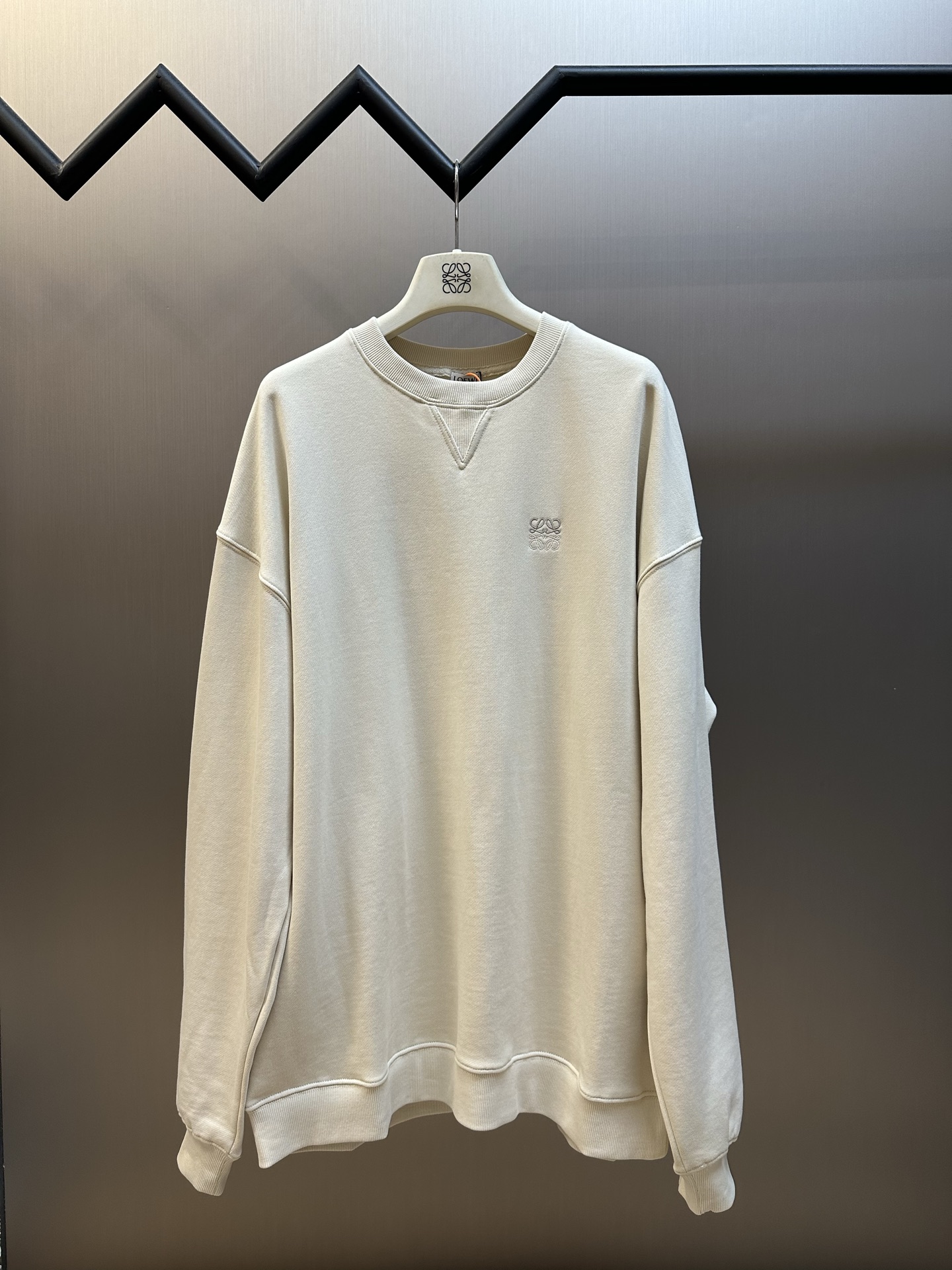 p180 Sudadera bordada Lew Confeccionada en suave algodón polar en bucle, color niebla, con bordado de Anagrama del mism…