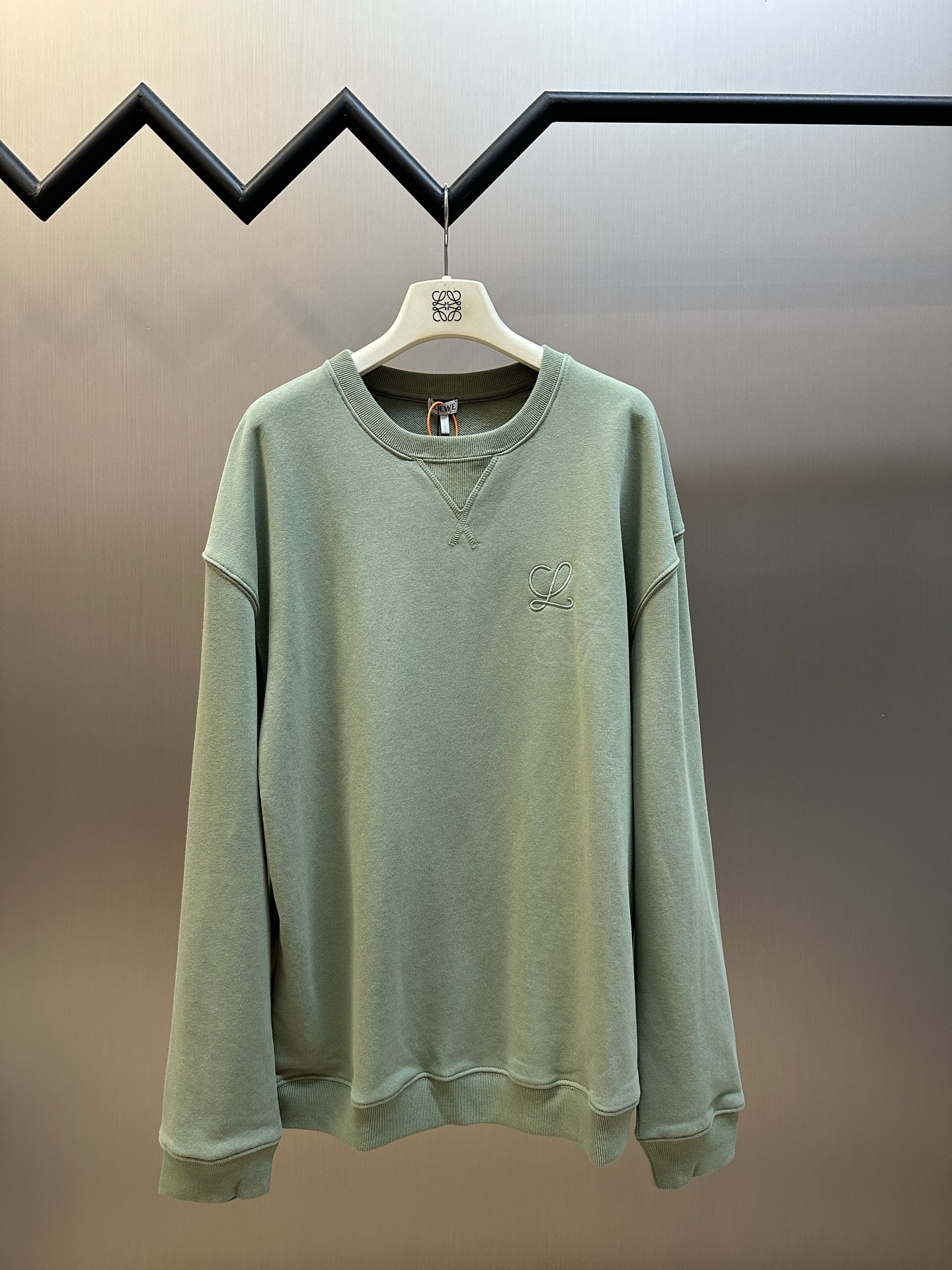 p180 Sudadera bordada Lew Algodón polar suave y personalizado, apariencia impresionante en gris y verde de baja saturac…