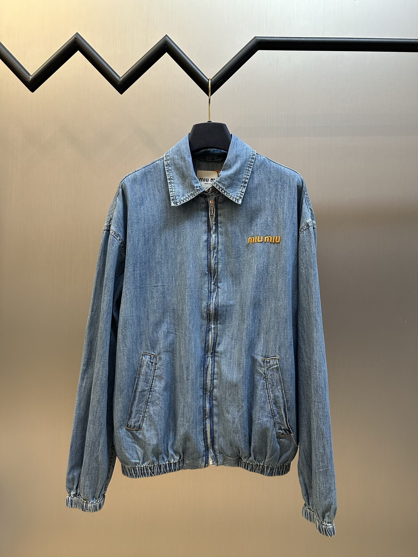 p265 miu chaqueta vaquera con logo bordado, confeccionada en denim personalizado con lavado suave y efecto ni…
