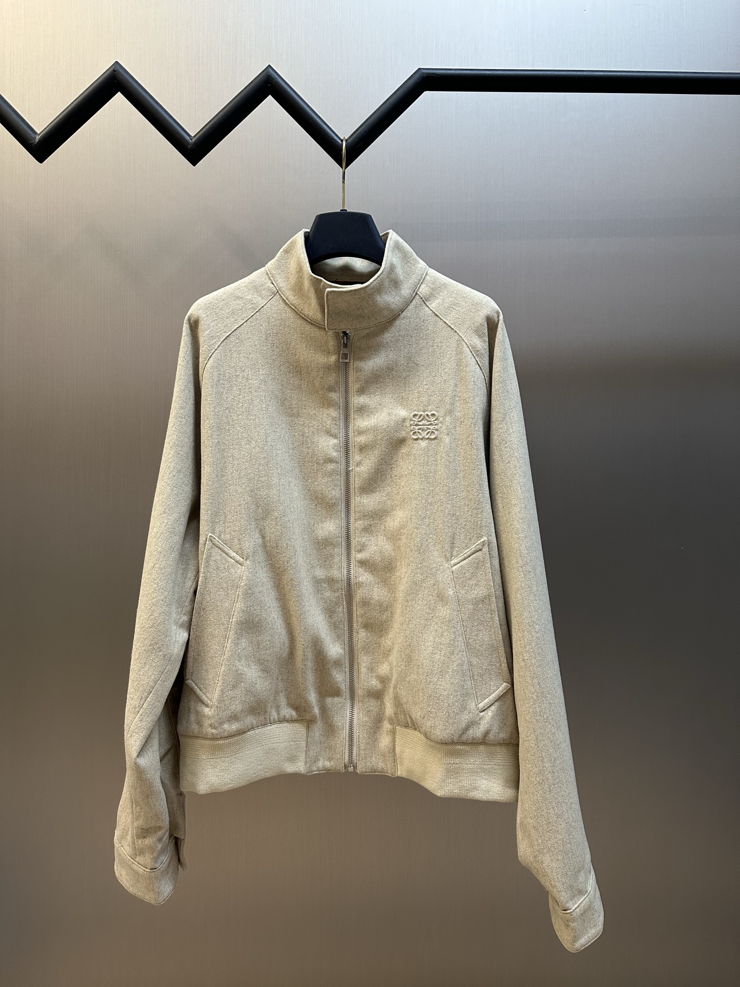 p290 Chaqueta de punto con cremallera de lana Anagram de Lew. Tejido de lana mezclada de lujo con acabado de niebla, co…