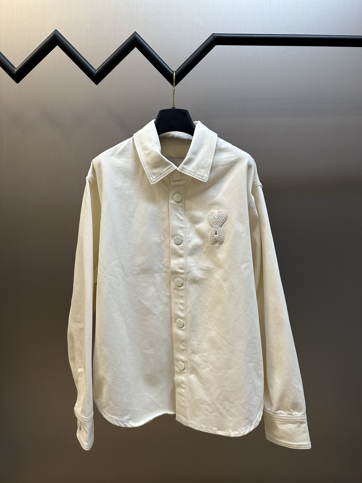 p275 Ami 编织爱心牛仔外套 定制凝脂柔光精梳棉 胸口编织爱心徽标，以细密针脚融于衣身肌理，自带世家标识度，极简衬衫廓形舒展有度。 采用进口机刺绣章仔工艺，使用先进的计算机控制系统和精密的机械部件，实现Ami编织…