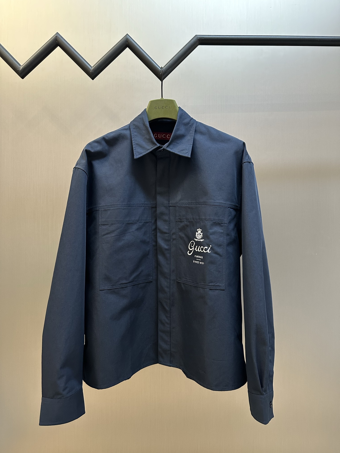 p230 Guc Camisa de manga larga con bolsillo en el pecho estampado, tejido de algodón y poliéster de satén de …