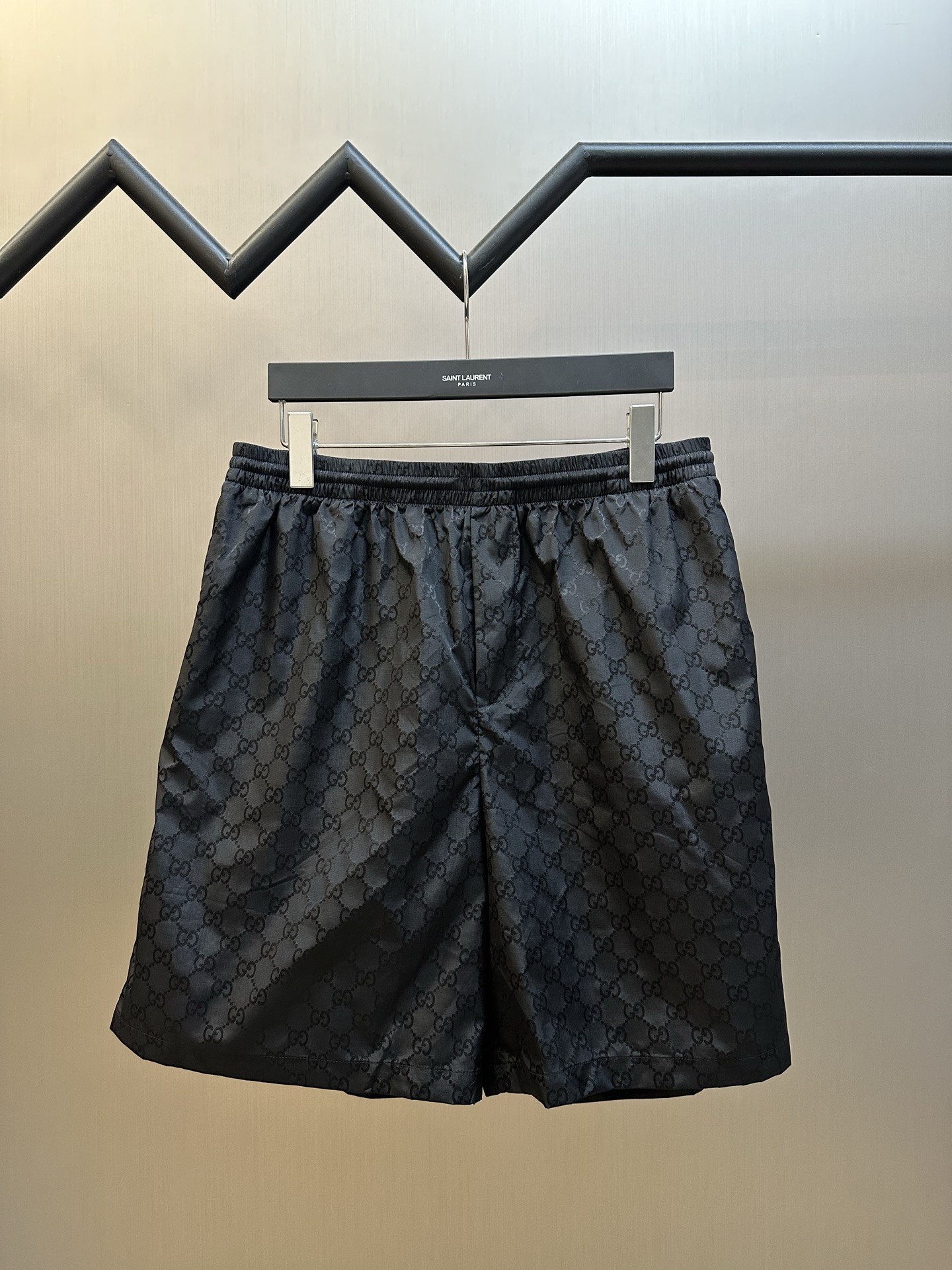 p200 Guc Pantalones cortos de jacquard con letra G de seda, la colección de principios de otoño integra textu…