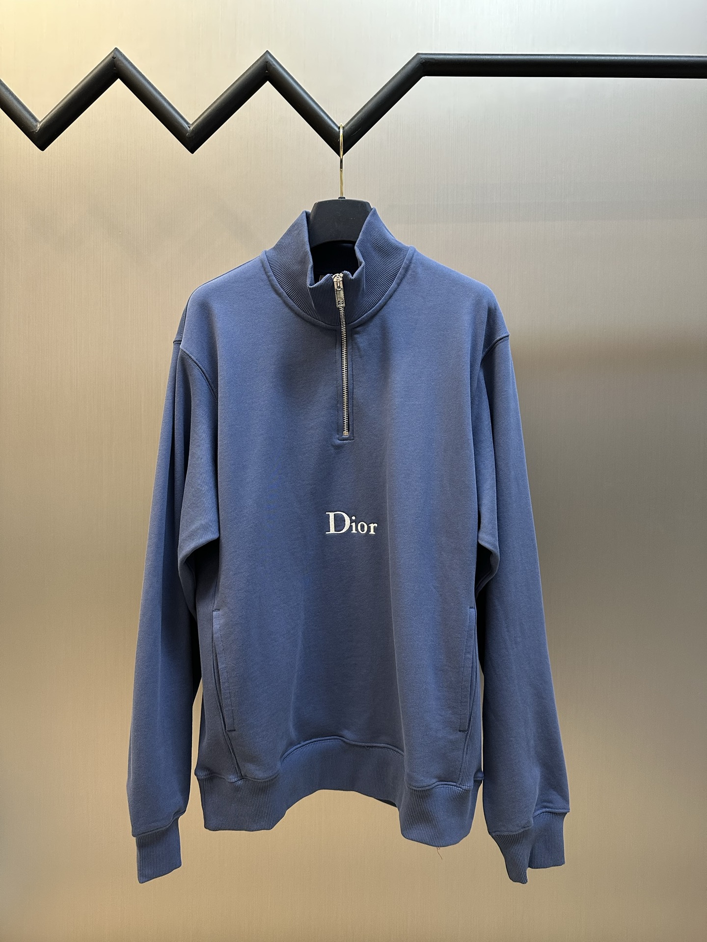 p275 Sudadera Dr de media cremallera con bordado de letras, novedad de la colección de hombre verano 2026, con cuello c…