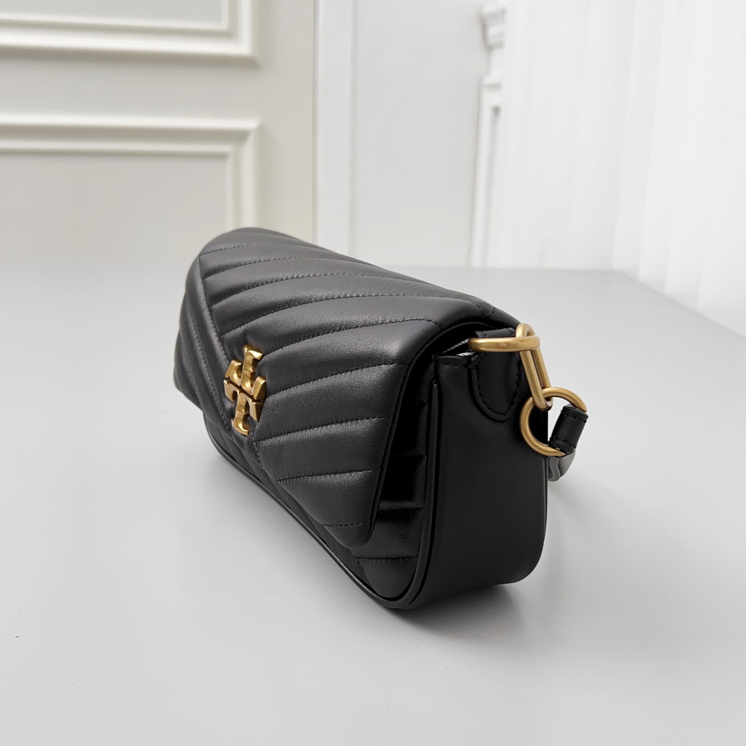 Tory Burch 货号90456 这是新版 方形吸扣 Kira 肩背包 版型轻薄 适于夹在腋下 精选人字纹绗缝皮革打造