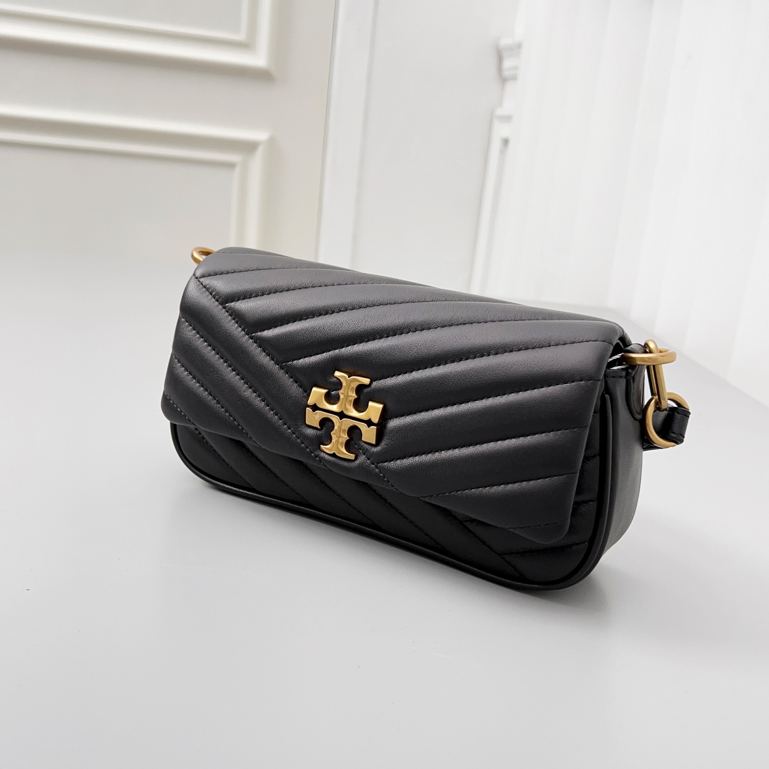 Tory Burch 货号90456 这是新版 方形吸扣 Kira 肩背包 版型轻薄 适于夹在腋下 精选人字纹绗缝皮革打造