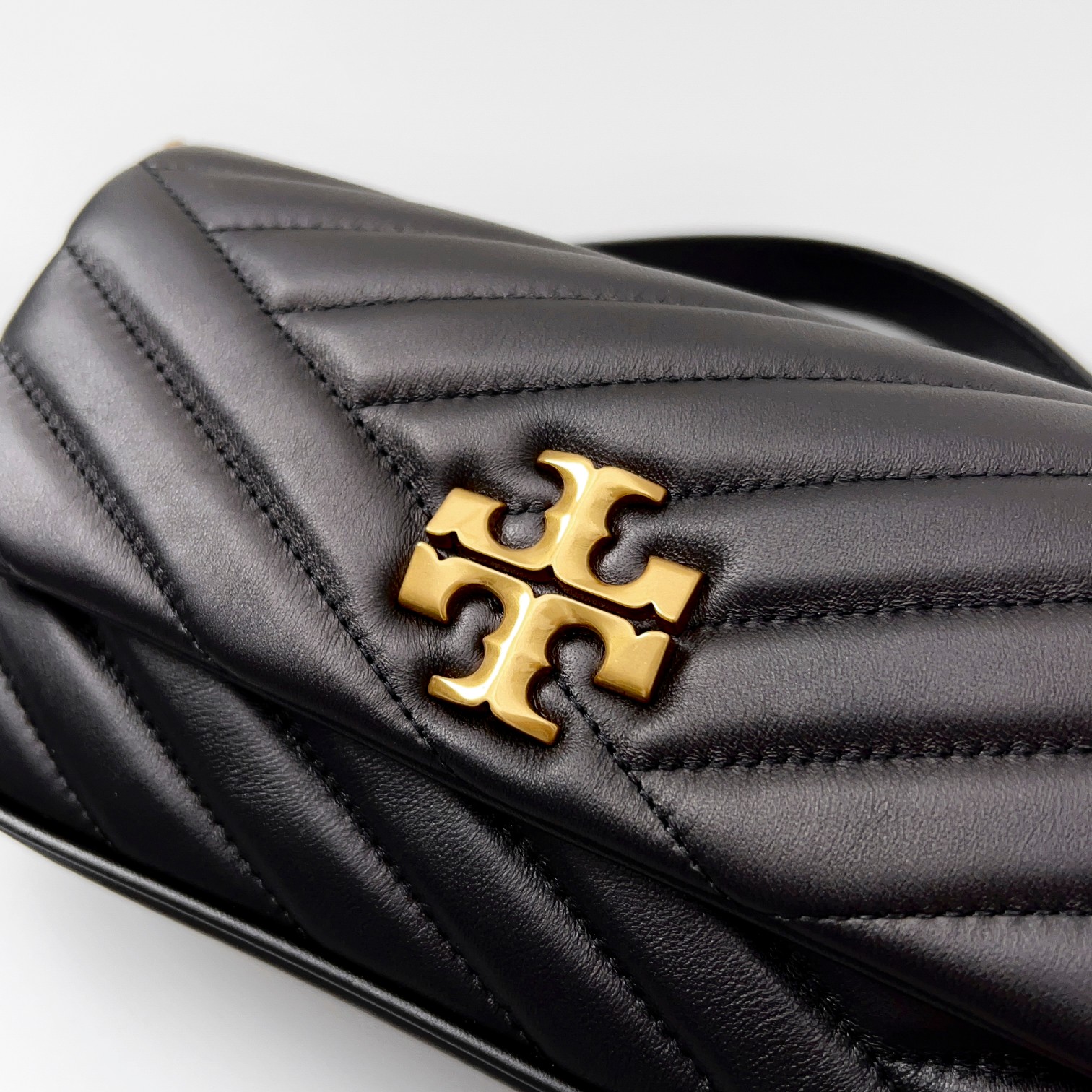 Tory Burch 货号90456 这是新版 方形吸扣 Kira 肩背包 版型轻薄 适于夹在腋下 精选人字纹绗缝皮革打造