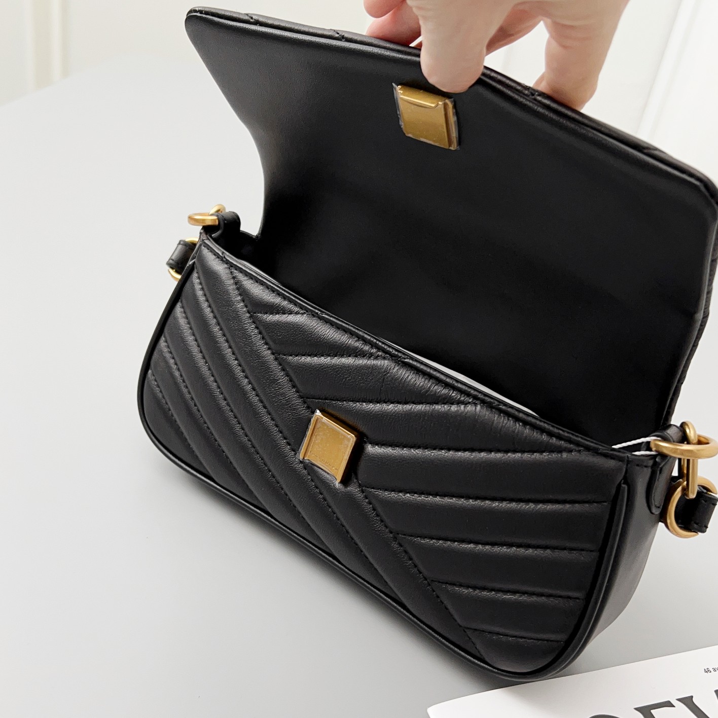 Tory Burch 货号90456 这是新版 方形吸扣 Kira 肩背包 版型轻薄 适于夹在腋下 精选人字纹绗缝皮革打造