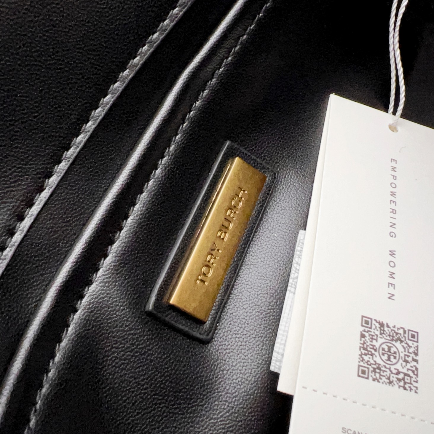 Tory Burch 货号90456 这是新版 方形吸扣 Kira 肩背包 版型轻薄 适于夹在腋下 精选人字纹绗缝皮革打造