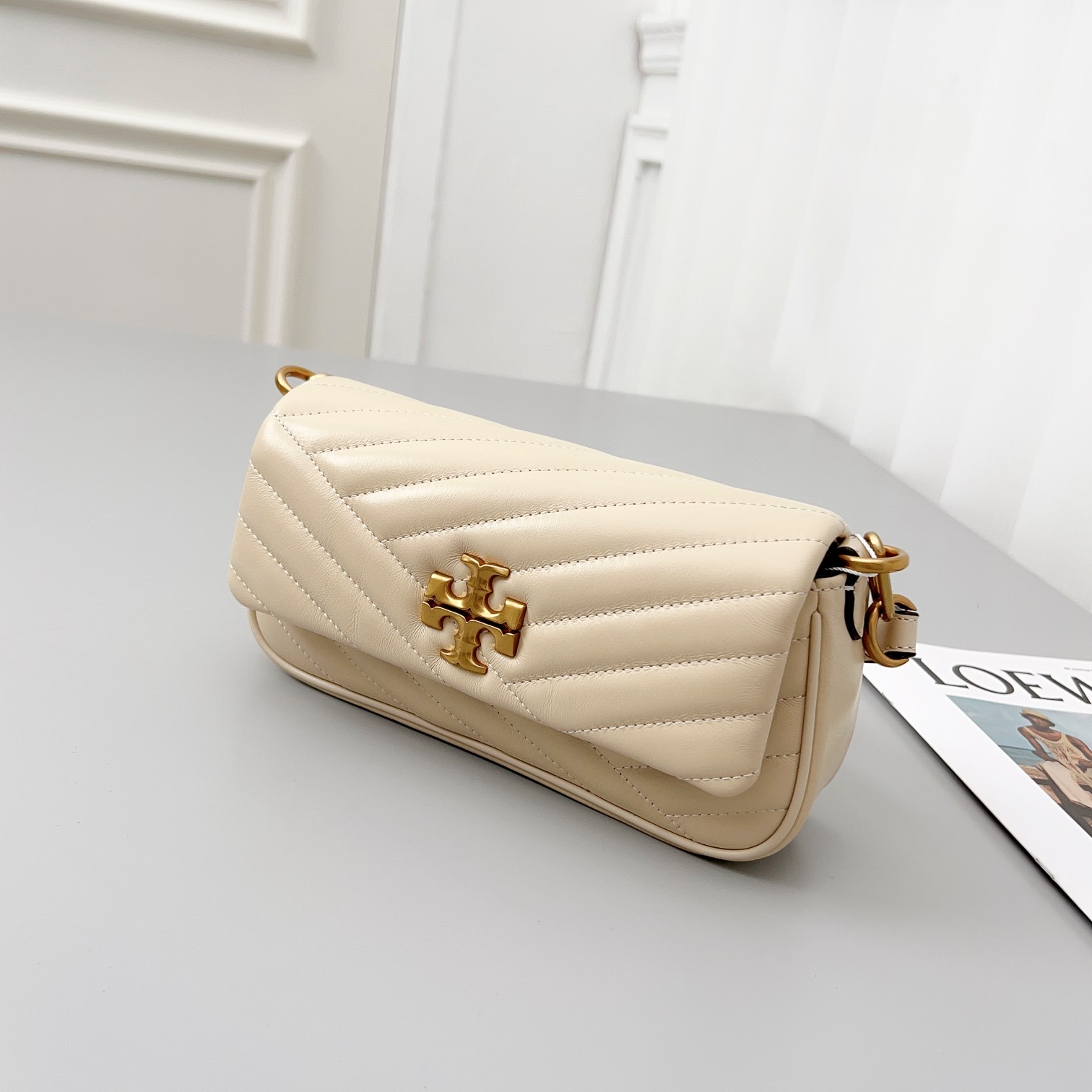 Tory Burch 货号90456 这是新版 方形吸扣 Kira 肩背包 版型轻薄 适于夹在腋下 精选人字纹绗缝皮革打造