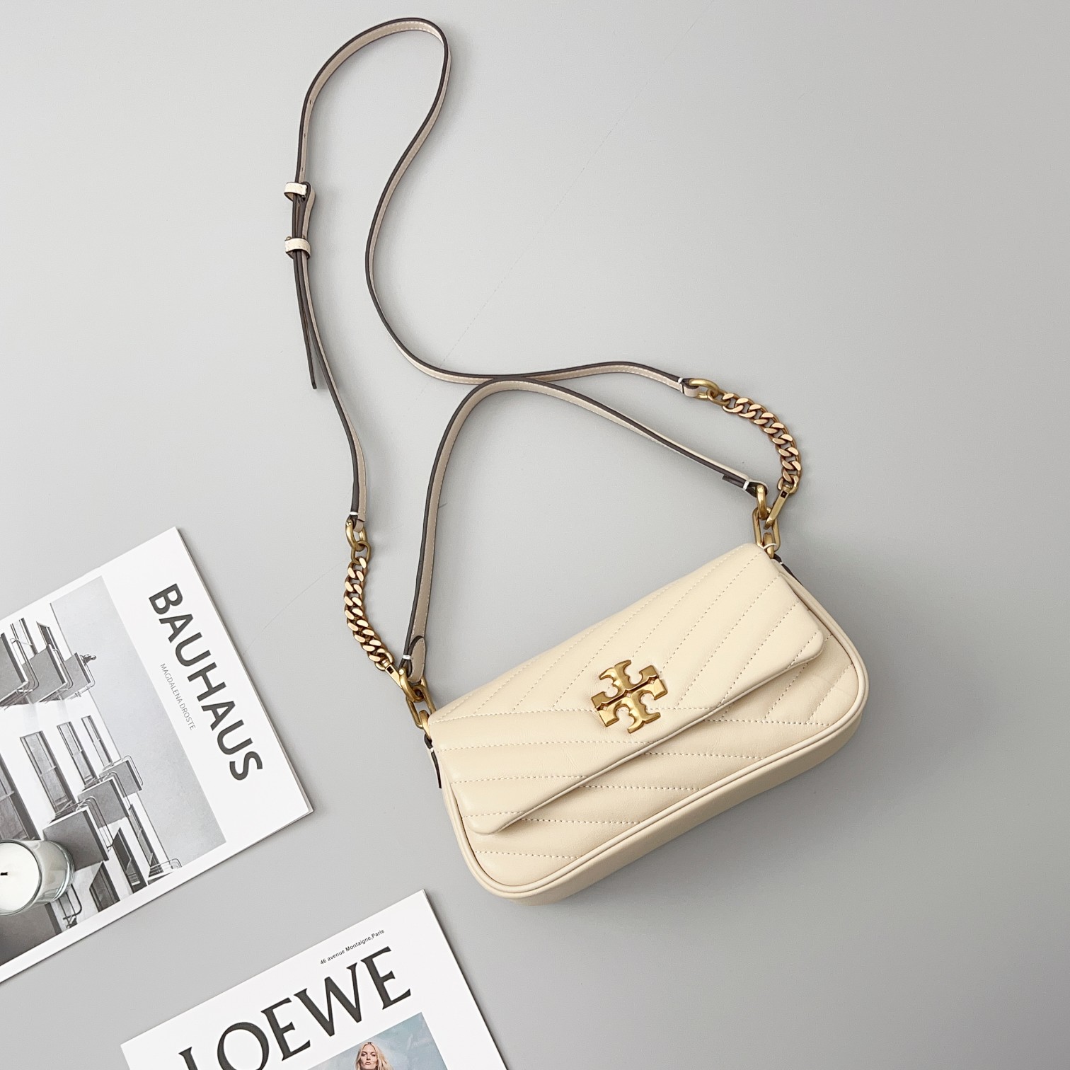 Tory Burch 货号90456 这是新版 方形吸扣 Kira 肩背包 版型轻薄 适于夹在腋下 精选人字纹绗缝皮革打造