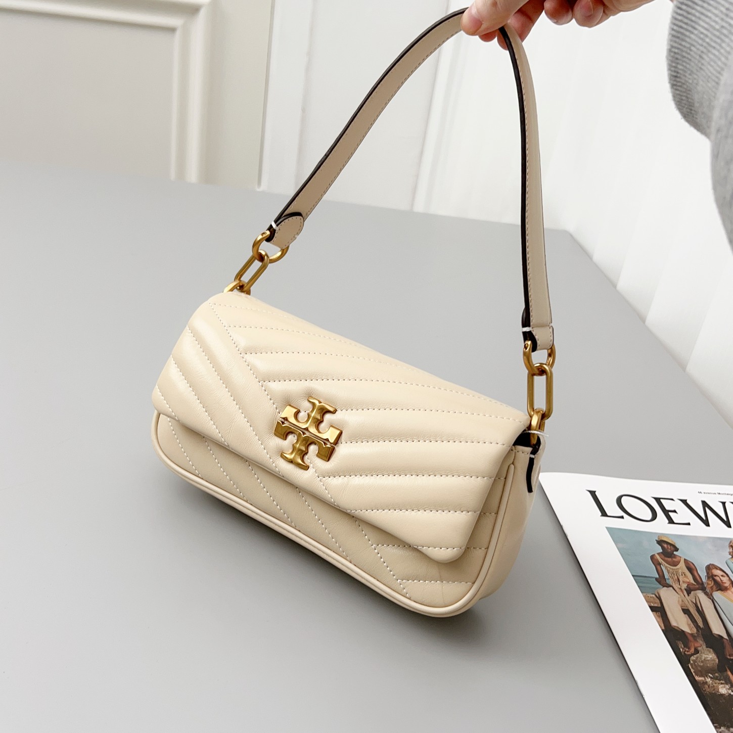 Tory Burch 货号90456 这是新版 方形吸扣 Kira 肩背包 版型轻薄 适于夹在腋下 精选人字纹绗缝皮革打造