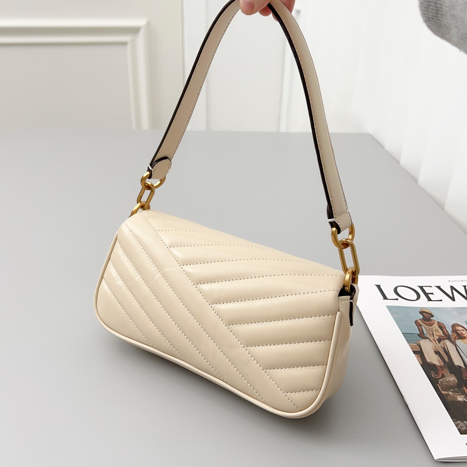 Tory Burch 货号90456 这是新版 方形吸扣 Kira 肩背包 版型轻薄 适于夹在腋下 精选人字纹绗缝皮革打造
