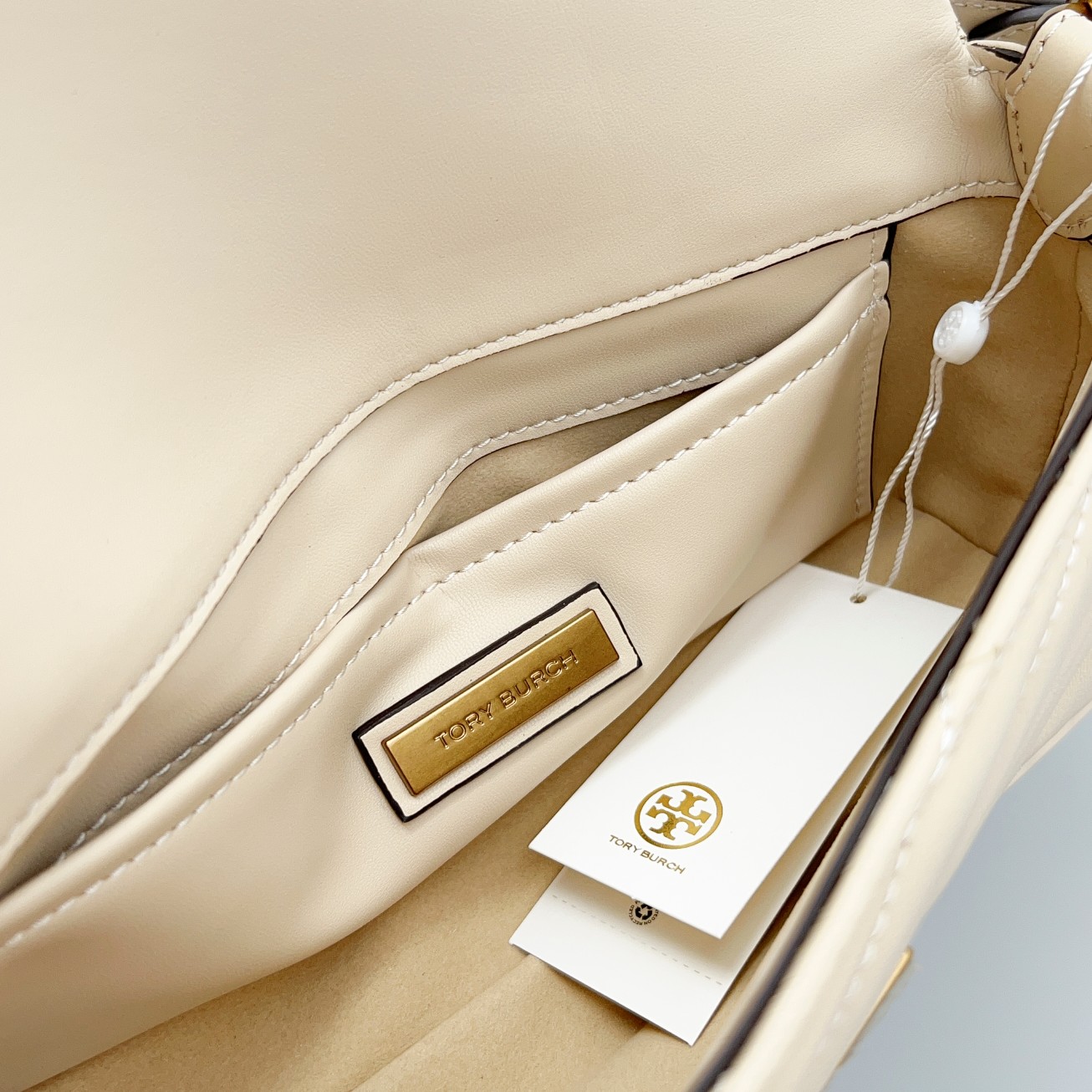 Tory Burch 货号90456 这是新版 方形吸扣 Kira 肩背包 版型轻薄 适于夹在腋下 精选人字纹绗缝皮革打造