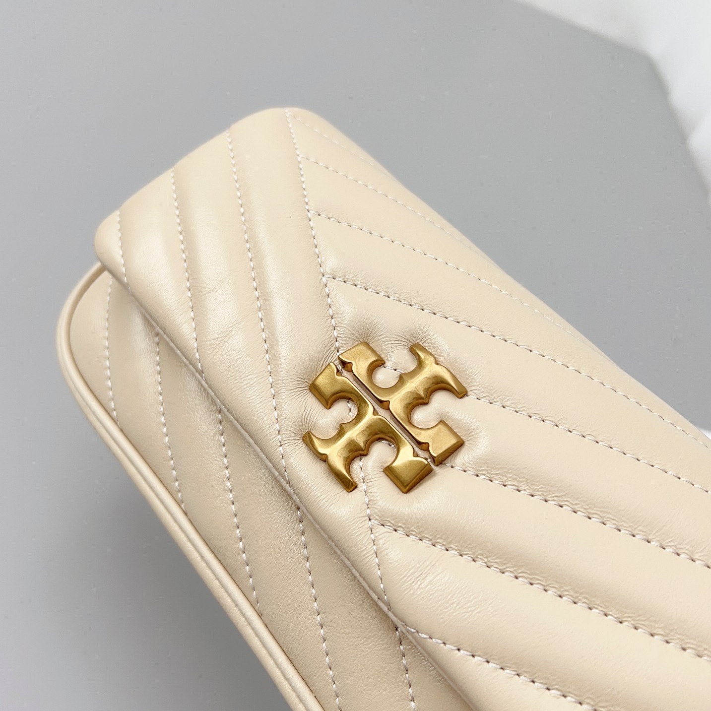 Tory Burch 货号90456 这是新版 方形吸扣 Kira 肩背包 版型轻薄 适于夹在腋下 精选人字纹绗缝皮革打造