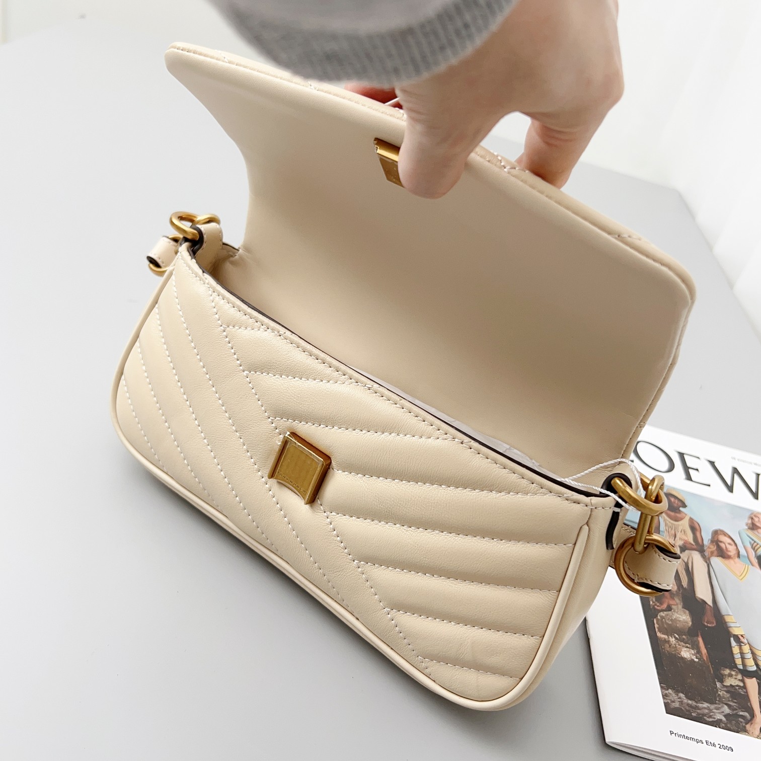 Tory Burch 货号90456 这是新版 方形吸扣 Kira 肩背包 版型轻薄 适于夹在腋下 精选人字纹绗缝皮革打造
