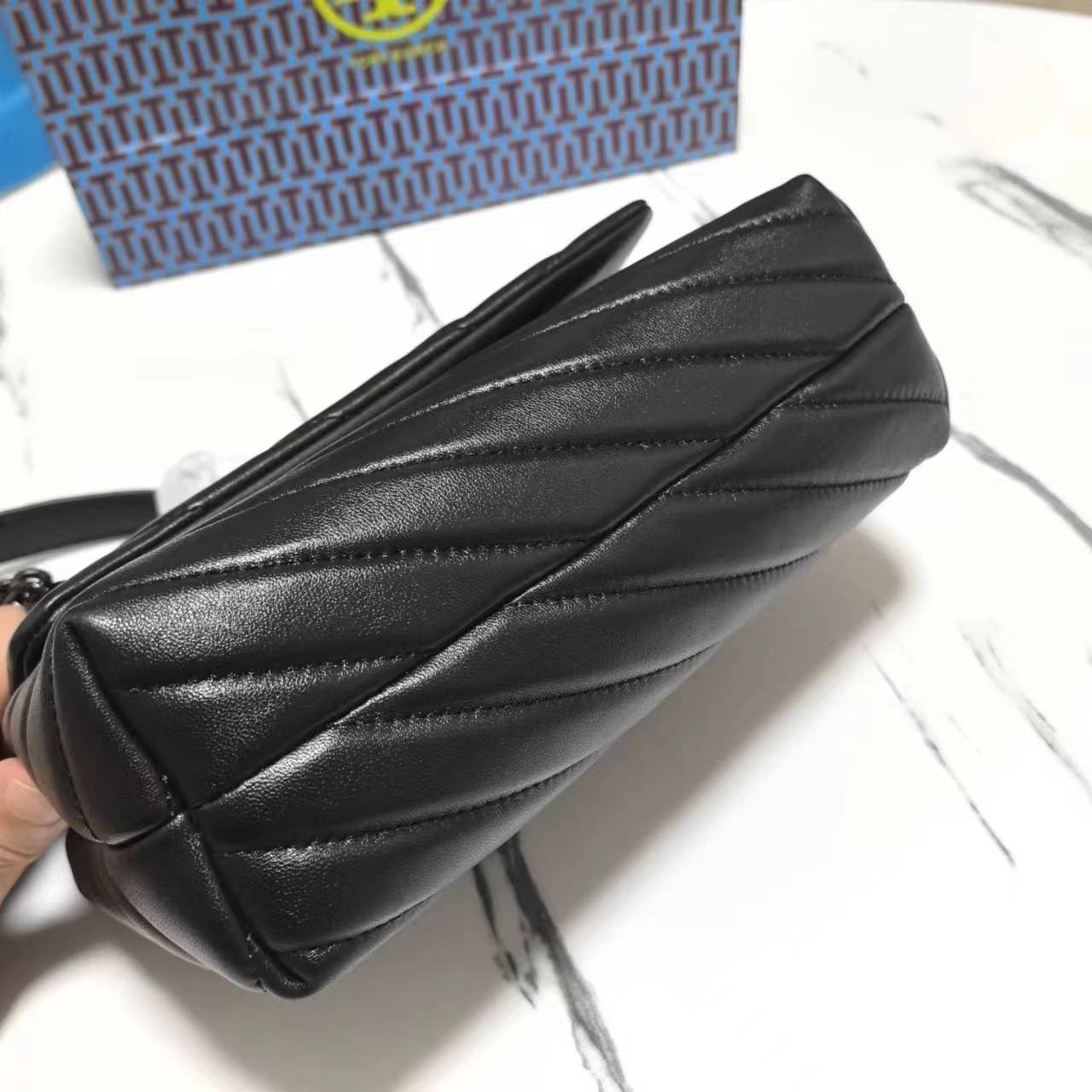 Tory Burch 90856kira Chevron小号粉末涂层两用肩背包 羊皮材质 可单肩或斜挎