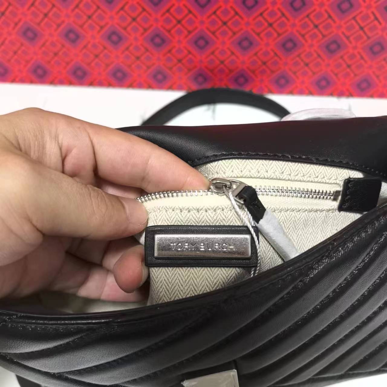 Tory Burch 90856kira Chevron小号粉末涂层两用肩背包 羊皮材质 可单肩或斜挎